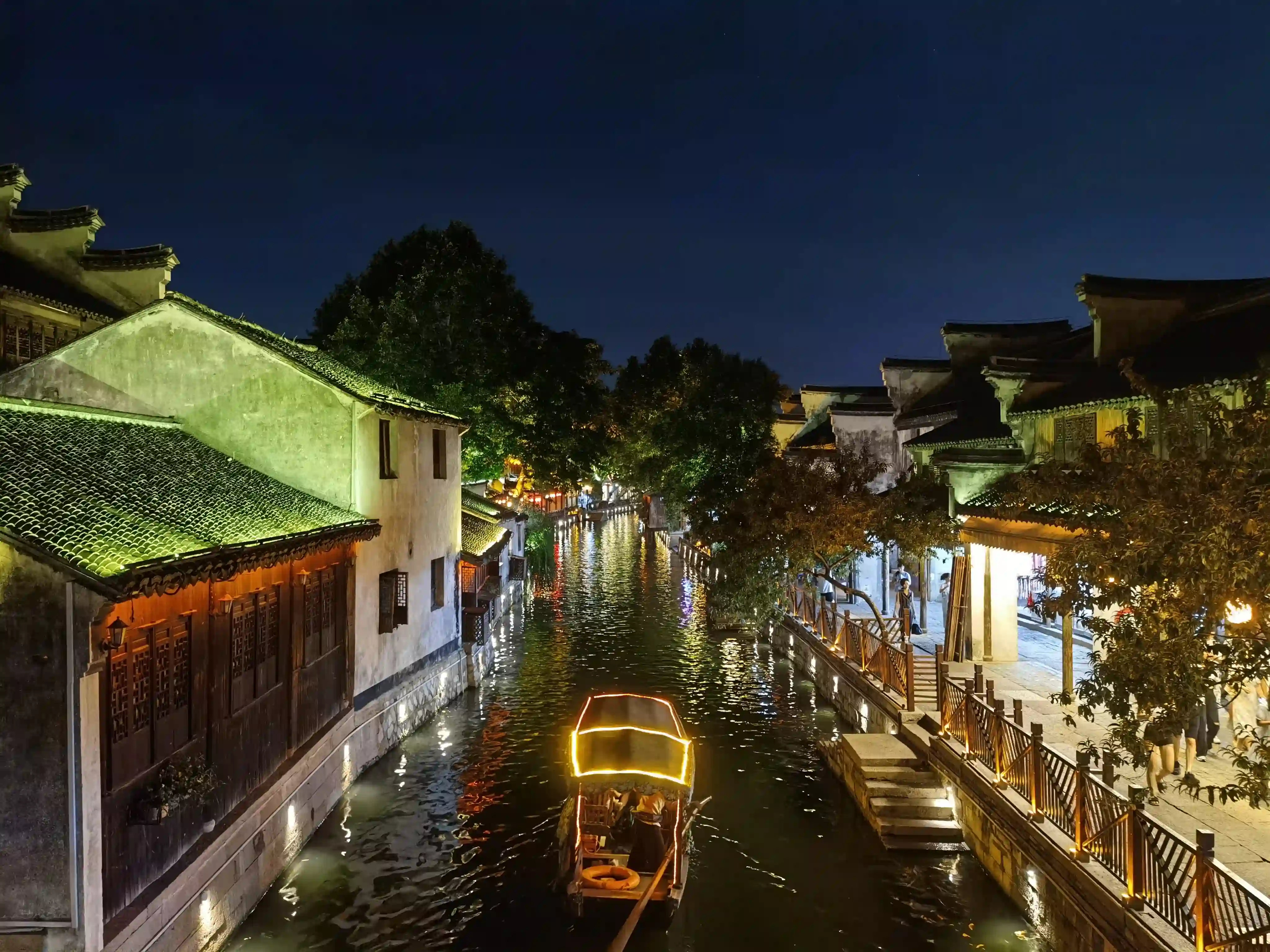 夜晚的南浔古镇,小河两侧的景色 夜晚的南浔古镇,小河两侧的景色