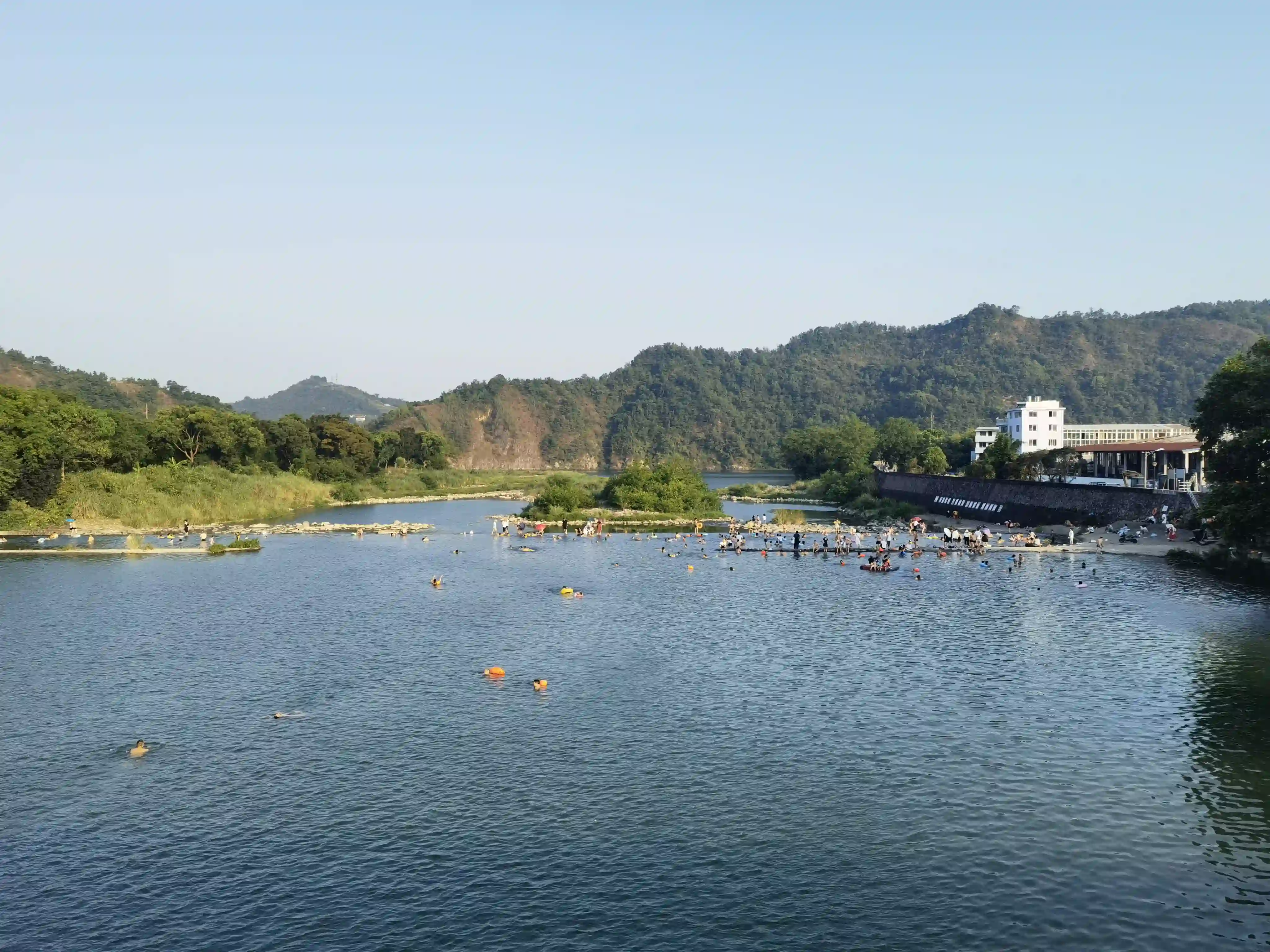 夏日,溪水中游泳嬉戏的人 夏日,溪水中游泳嬉戏的人