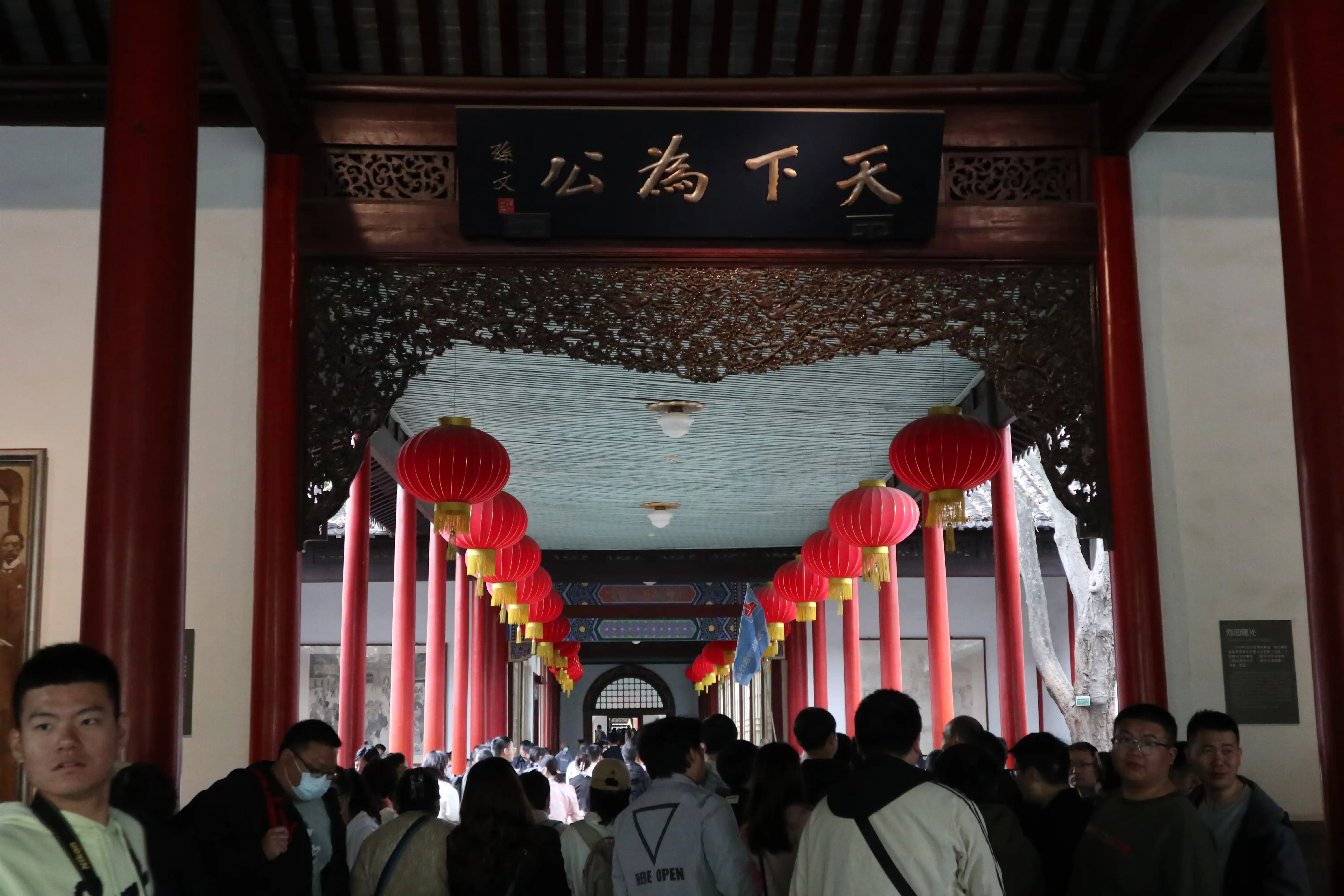 熙熙攘攘的游人 熙熙攘攘的游人