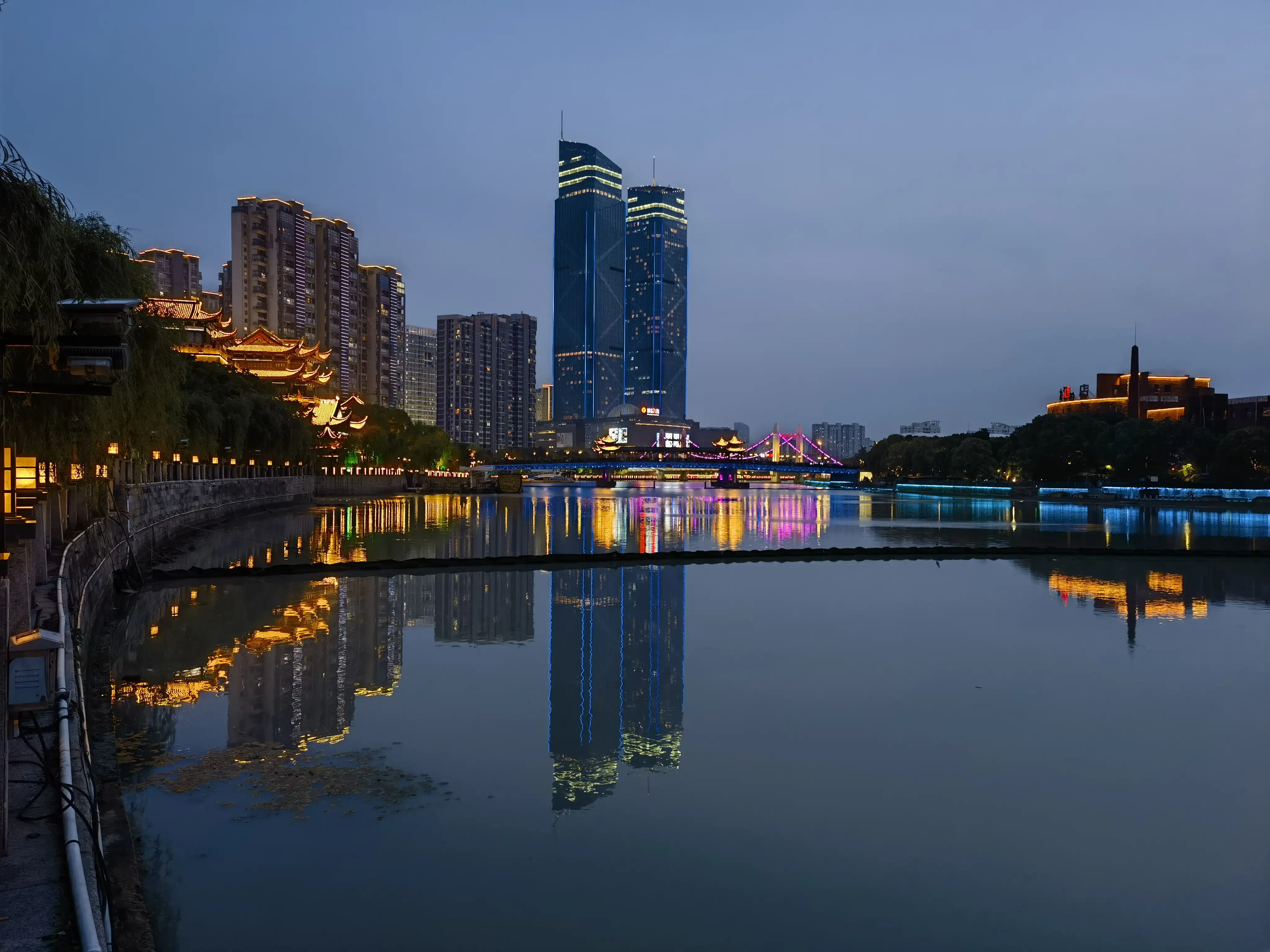 即将天黑下的灯光 即将天黑下的灯光