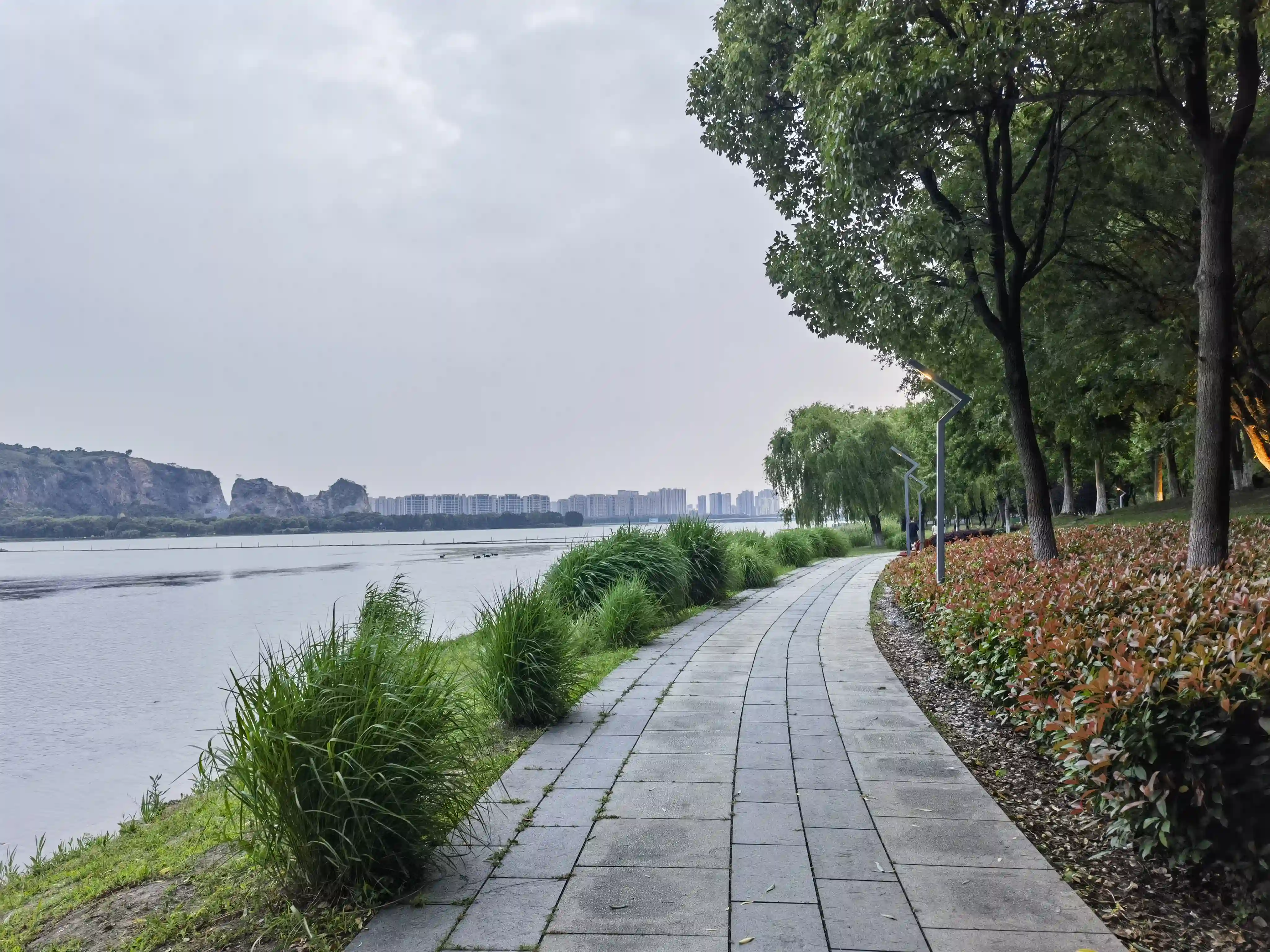 湖边的行人走道 湖边的行人走道