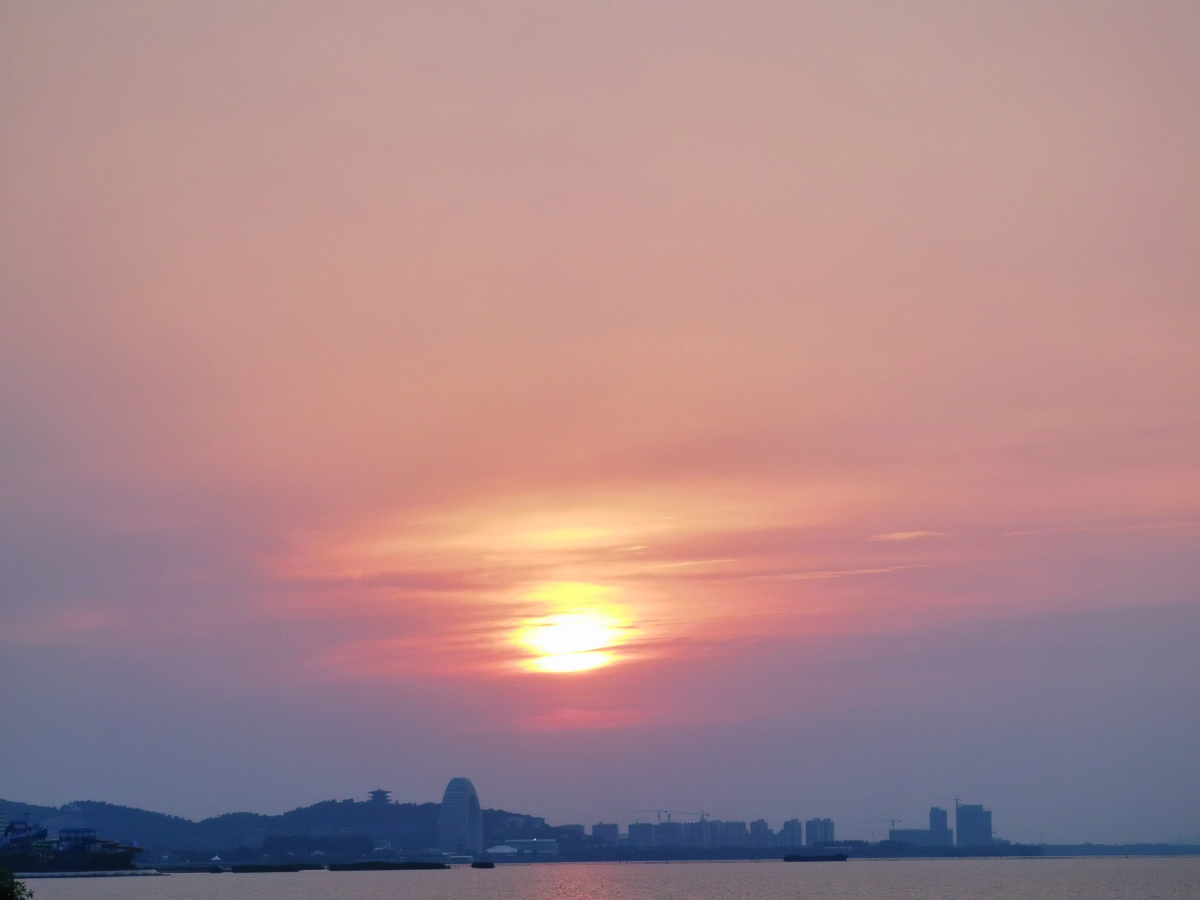 日落时分映红的天空 日落时分映红的天空