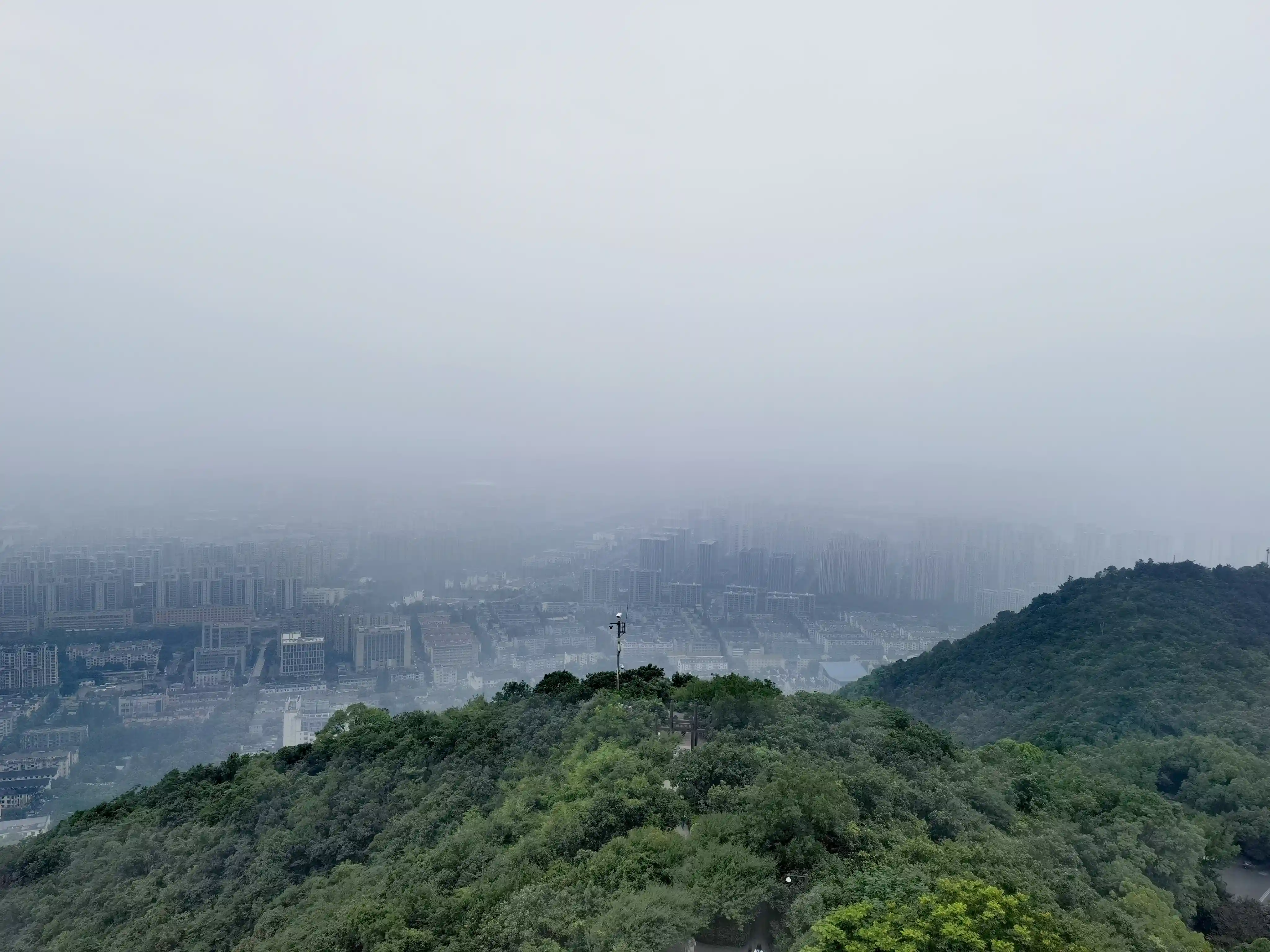 雾气中显现的城市 雾气中显现的城市
