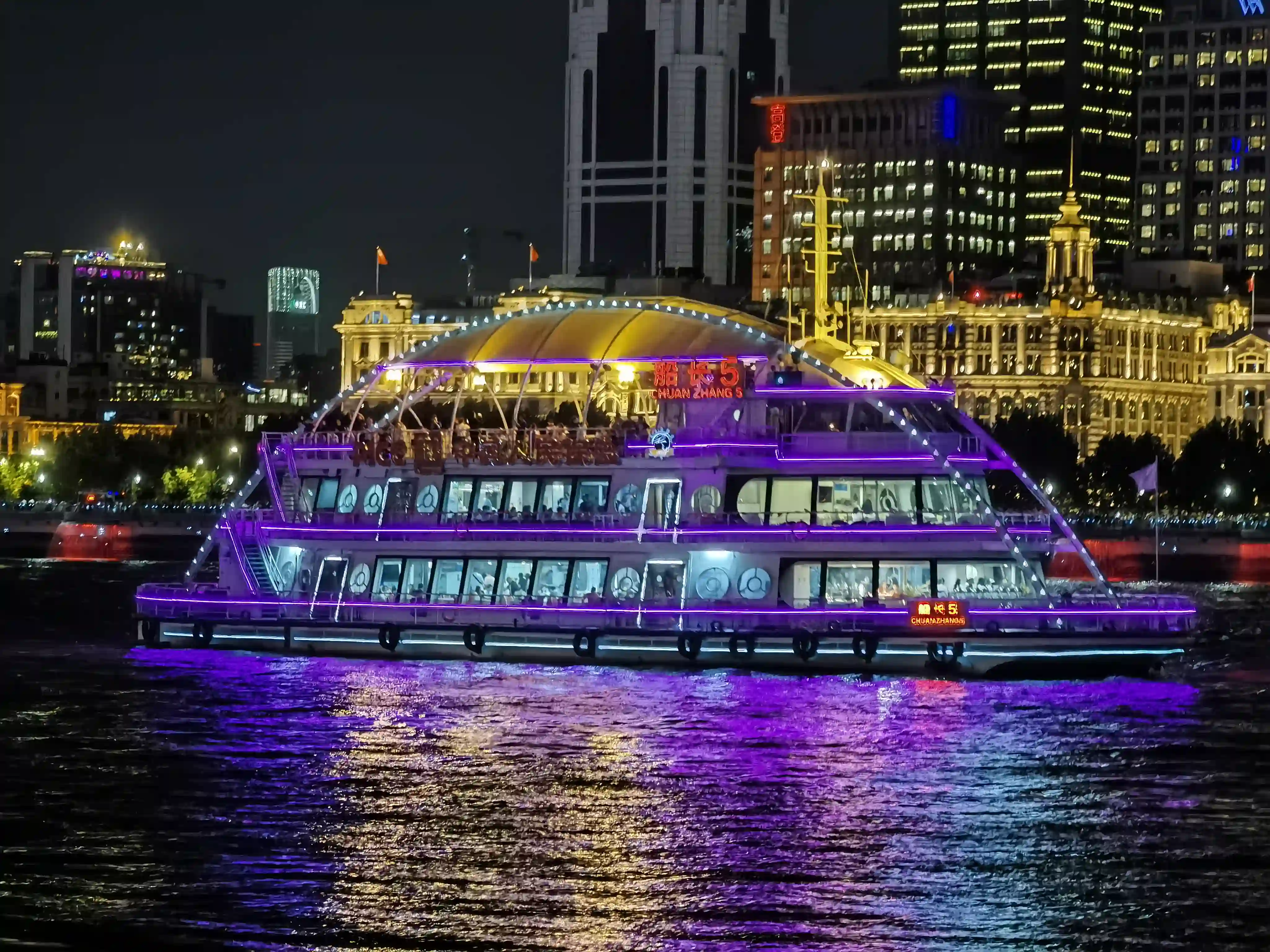 夜晚黄浦江上的游船 夜晚黄浦江上的游船