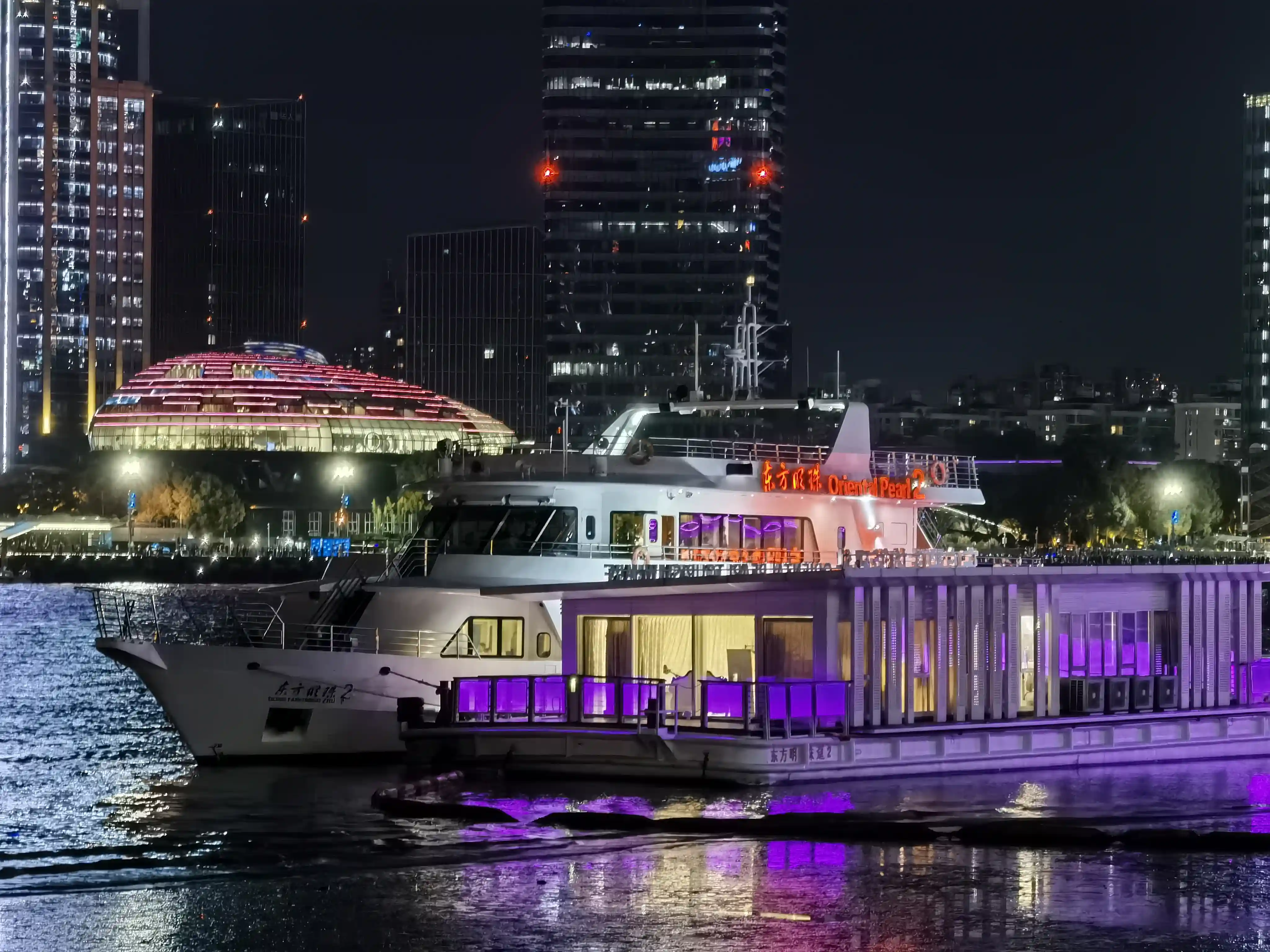 夜晚黄浦江上的游船 夜晚黄浦江上的游船