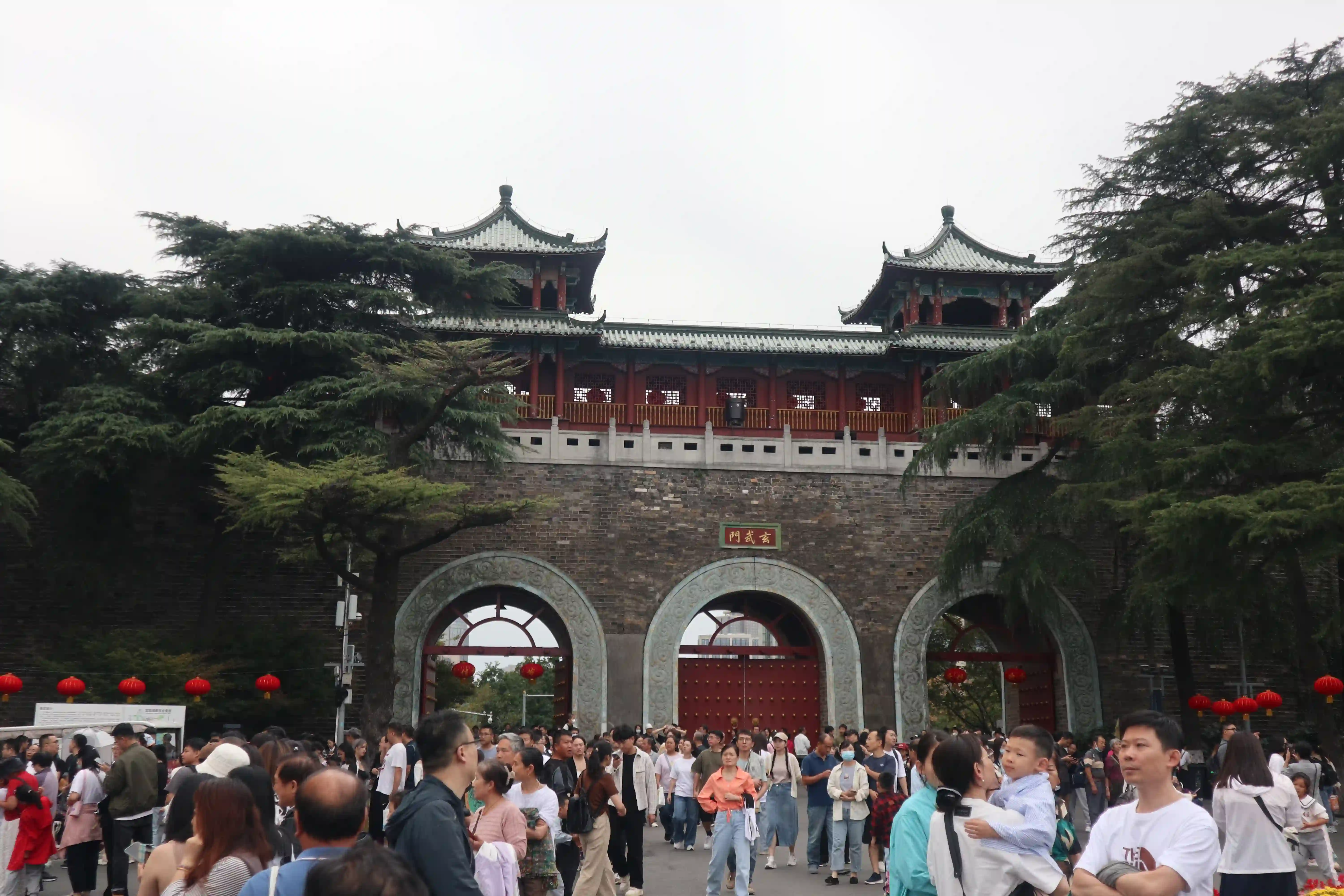 游玩玄武门的游人 游玩玄武门的游人