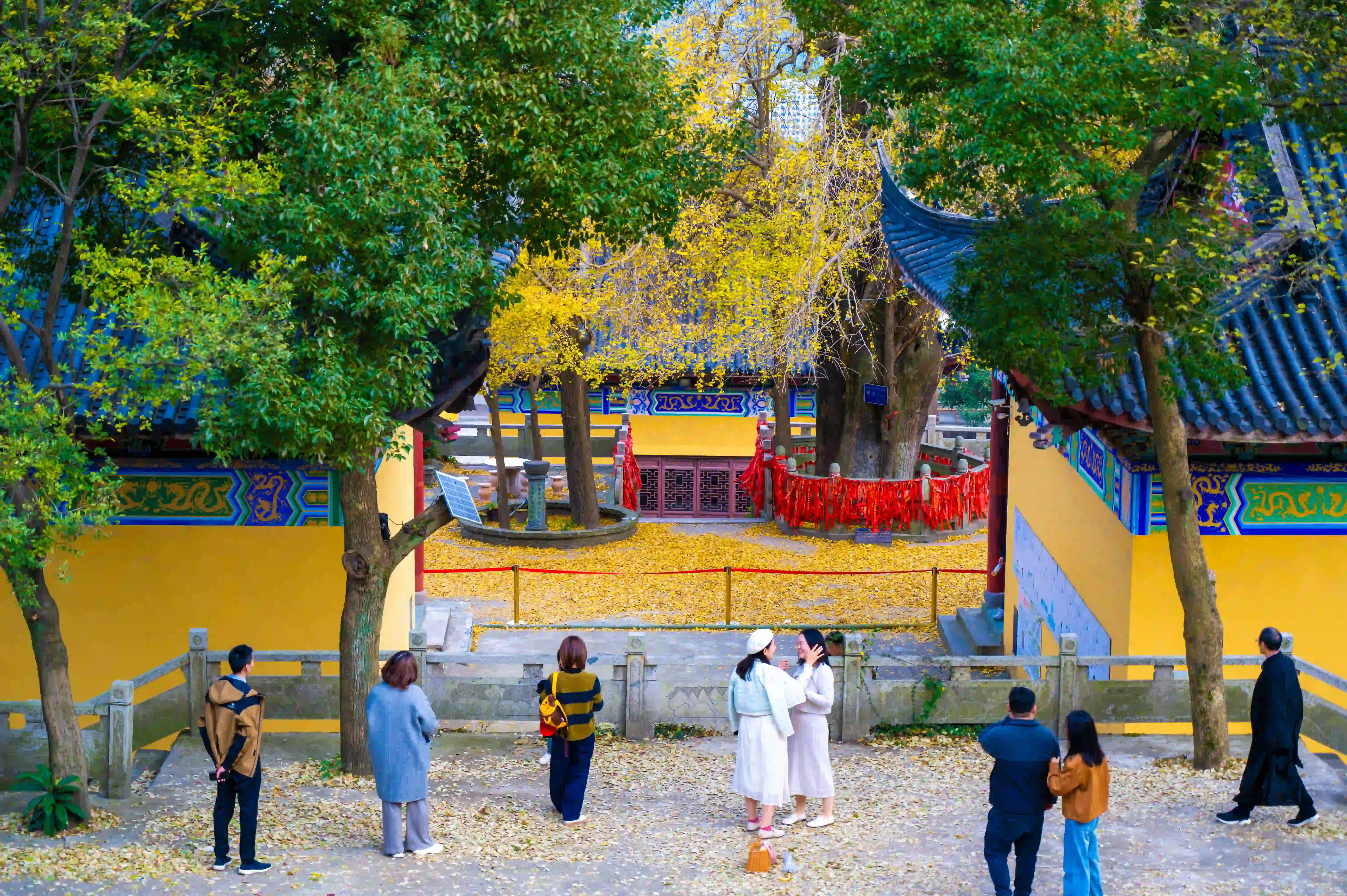 仙顶寺内的游人 仙顶寺内的游人