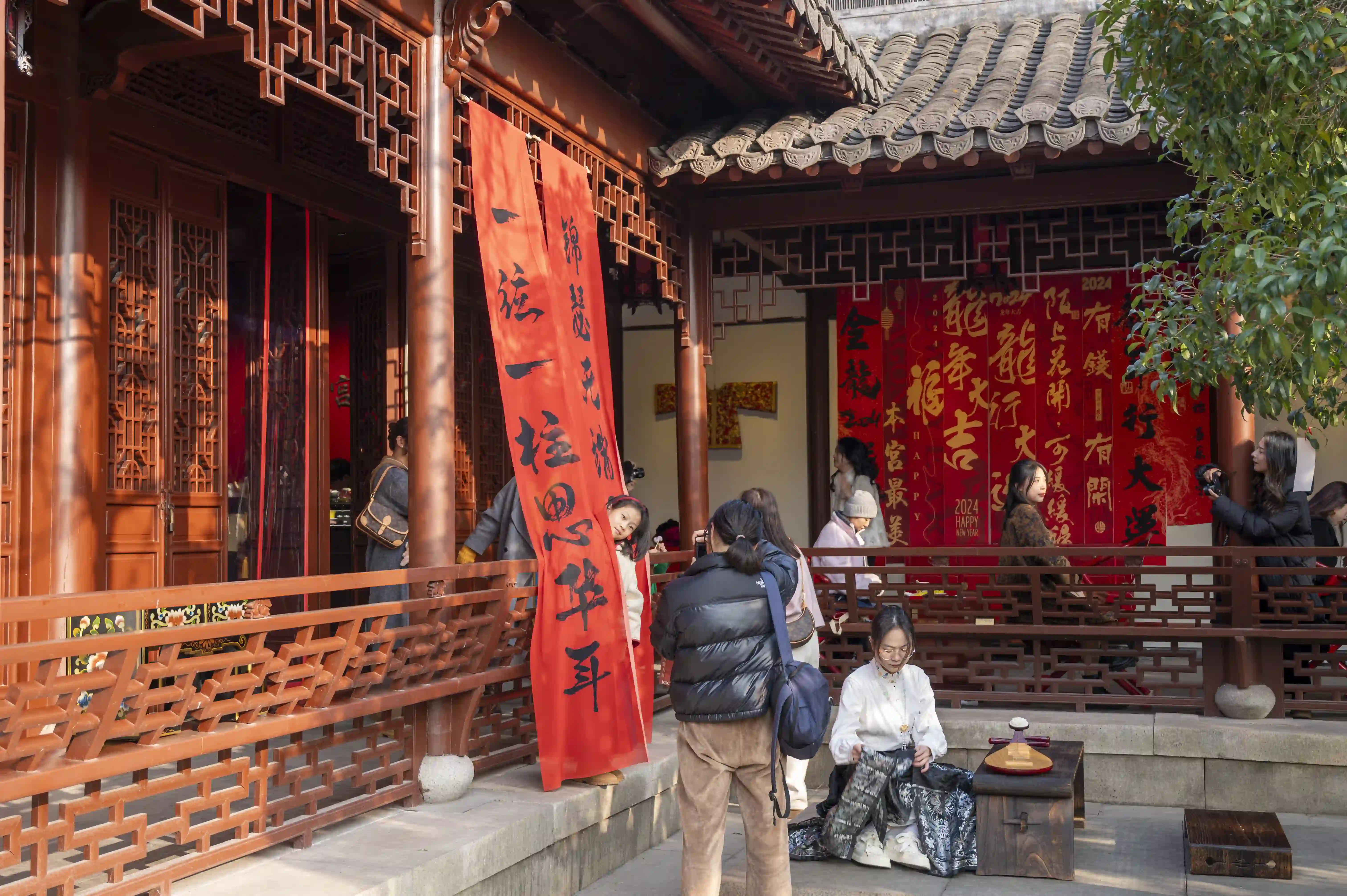 纷纷拍照的人群 纷纷拍照的人群