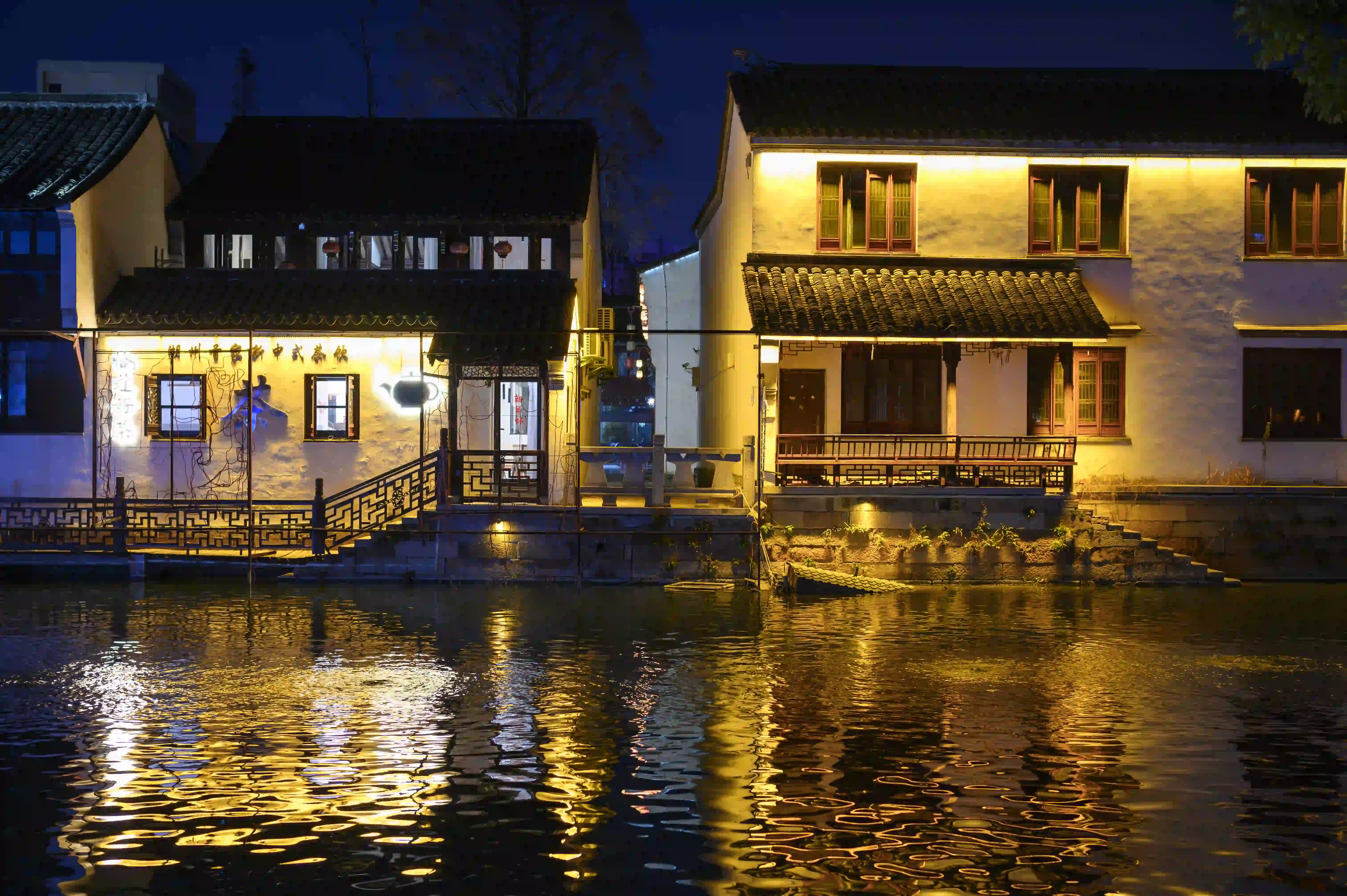 小河边的夜景 小河边的夜景