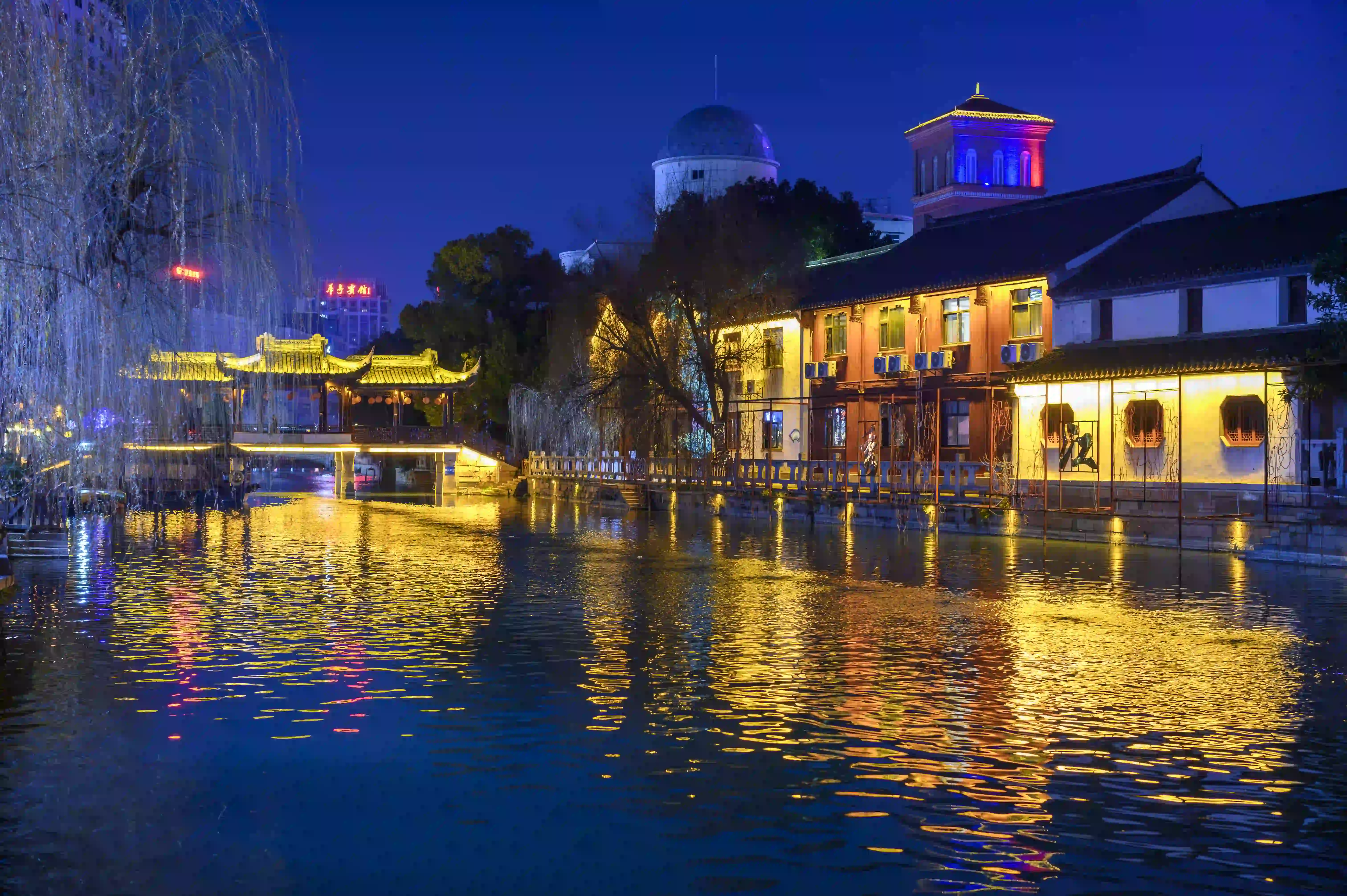 小河边的夜景 小河边的夜景