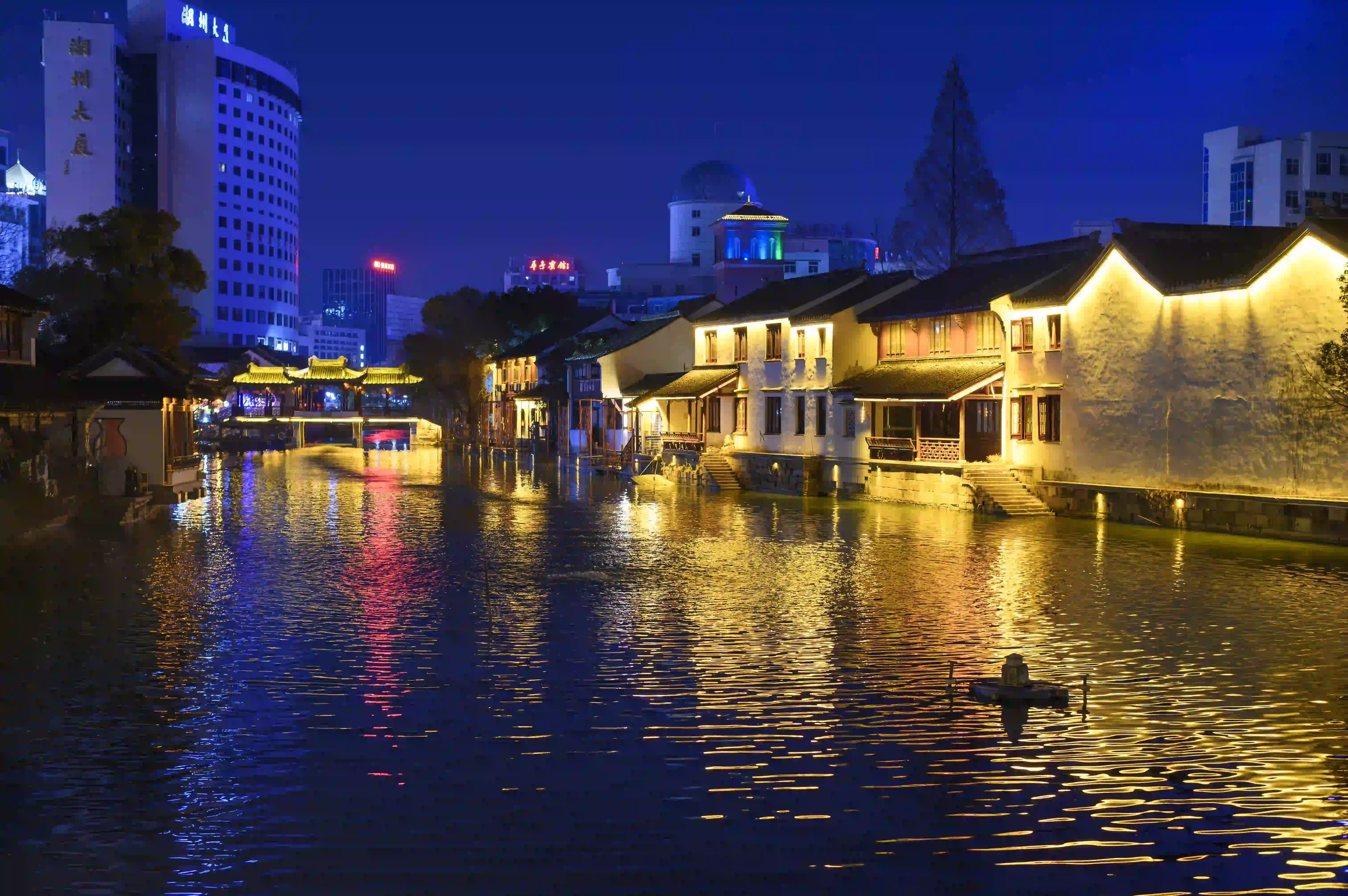 河边的夜景 河边的夜景
