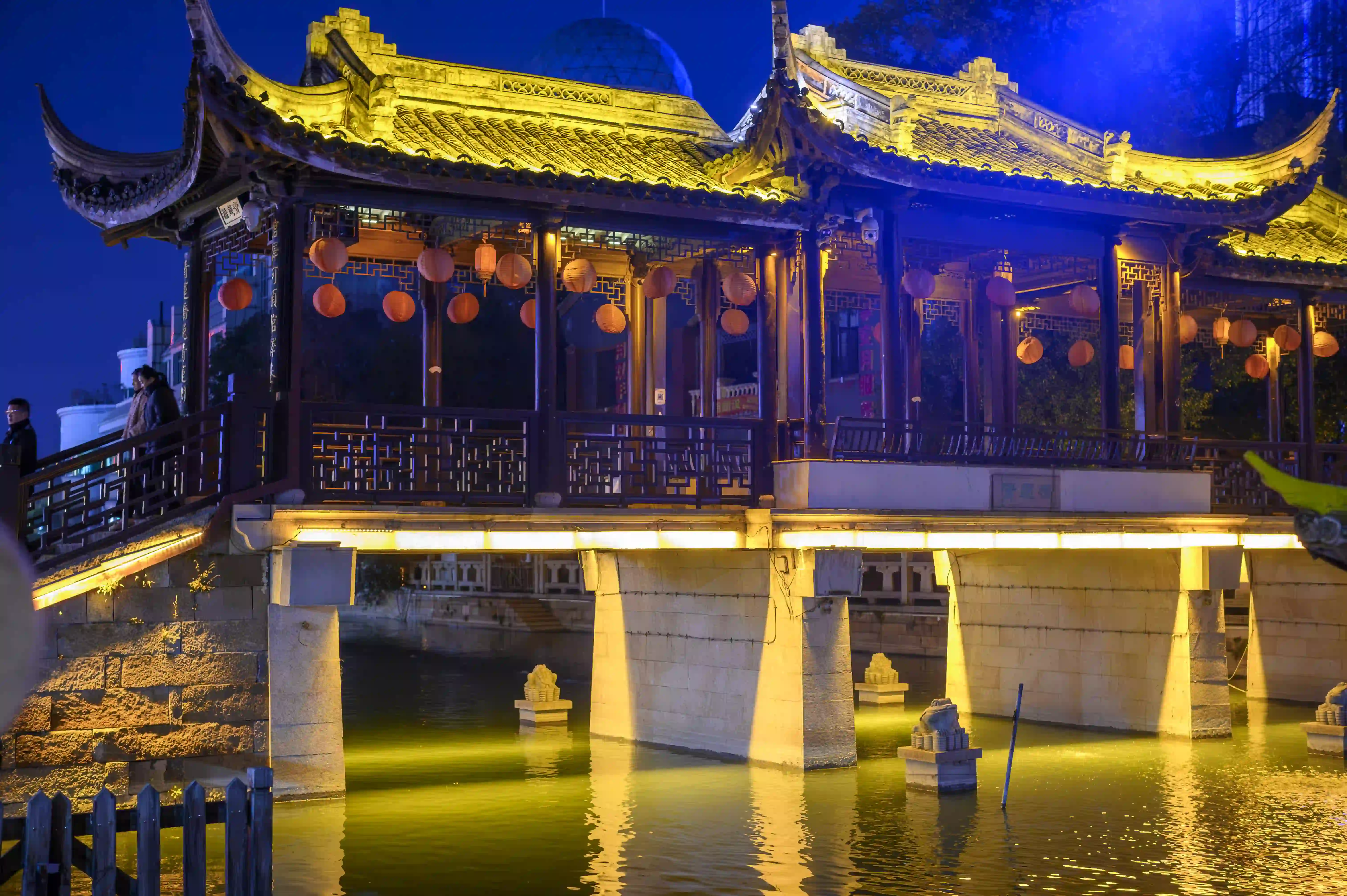 夜间亮灯的青莲桥 夜间亮灯的青莲桥