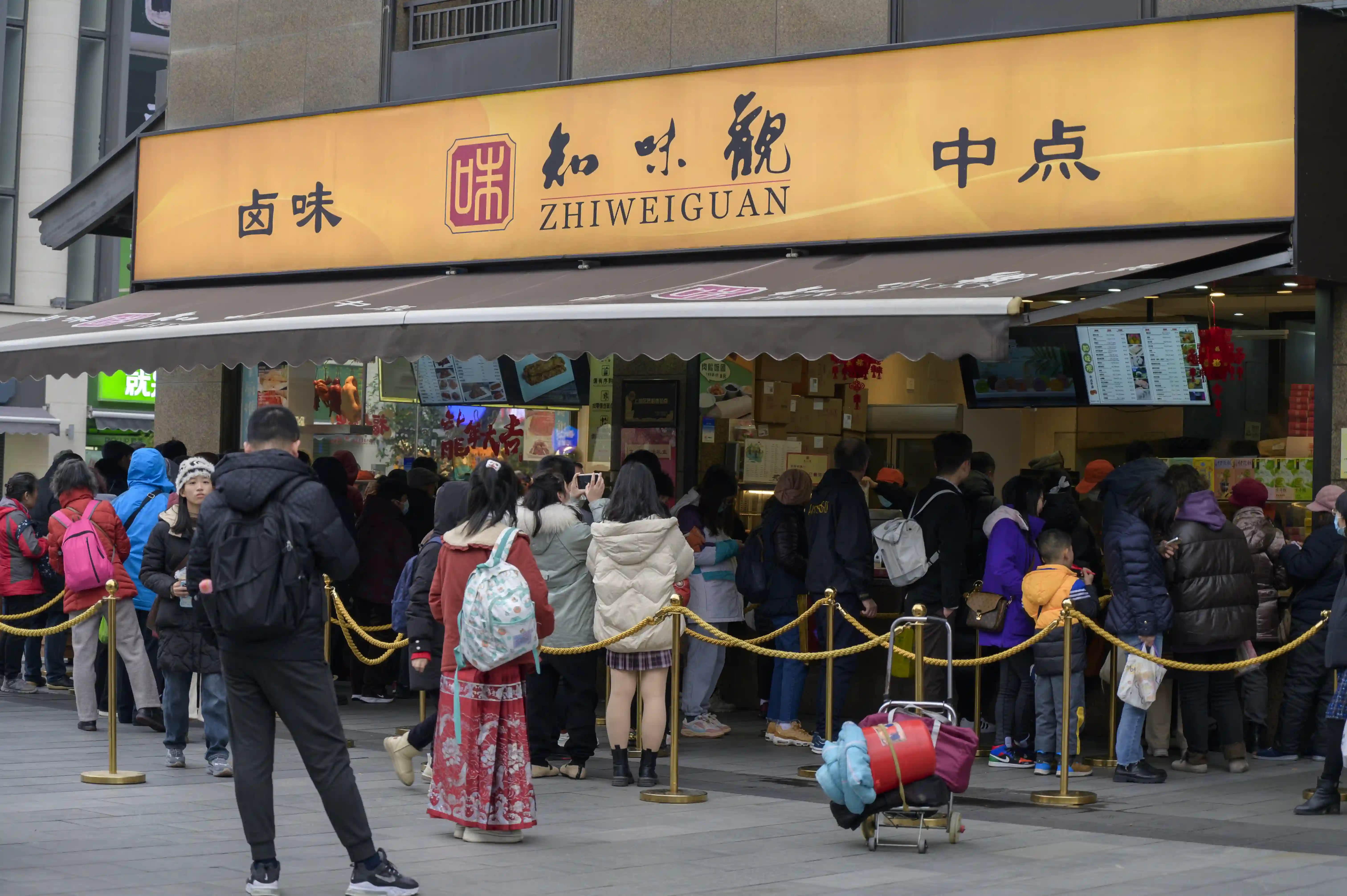 在知味观前排队买东西的游客 在知味观前排队买东西的游客