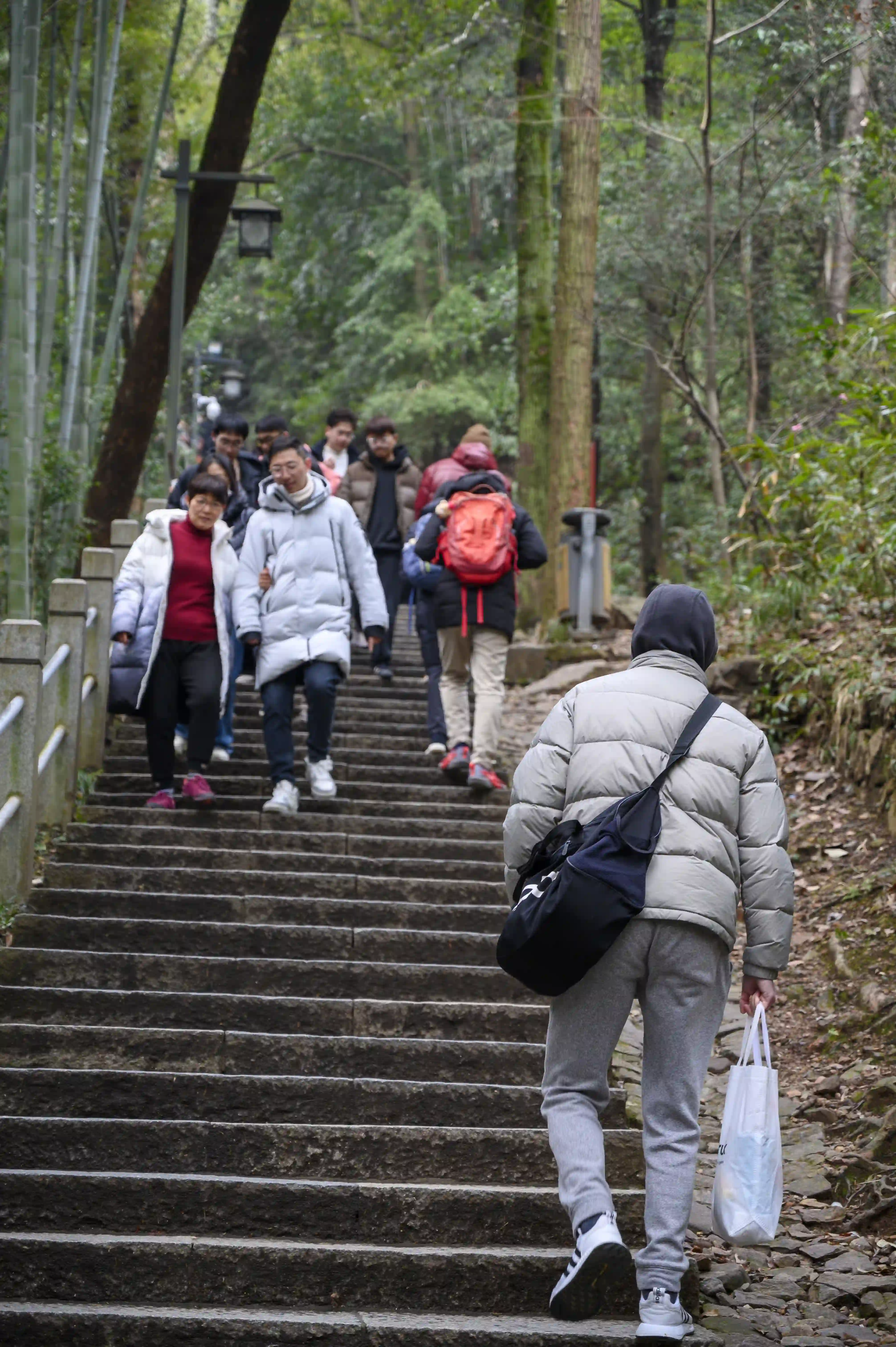 北高峰徒步爬山的游客 北高峰徒步爬山的游客