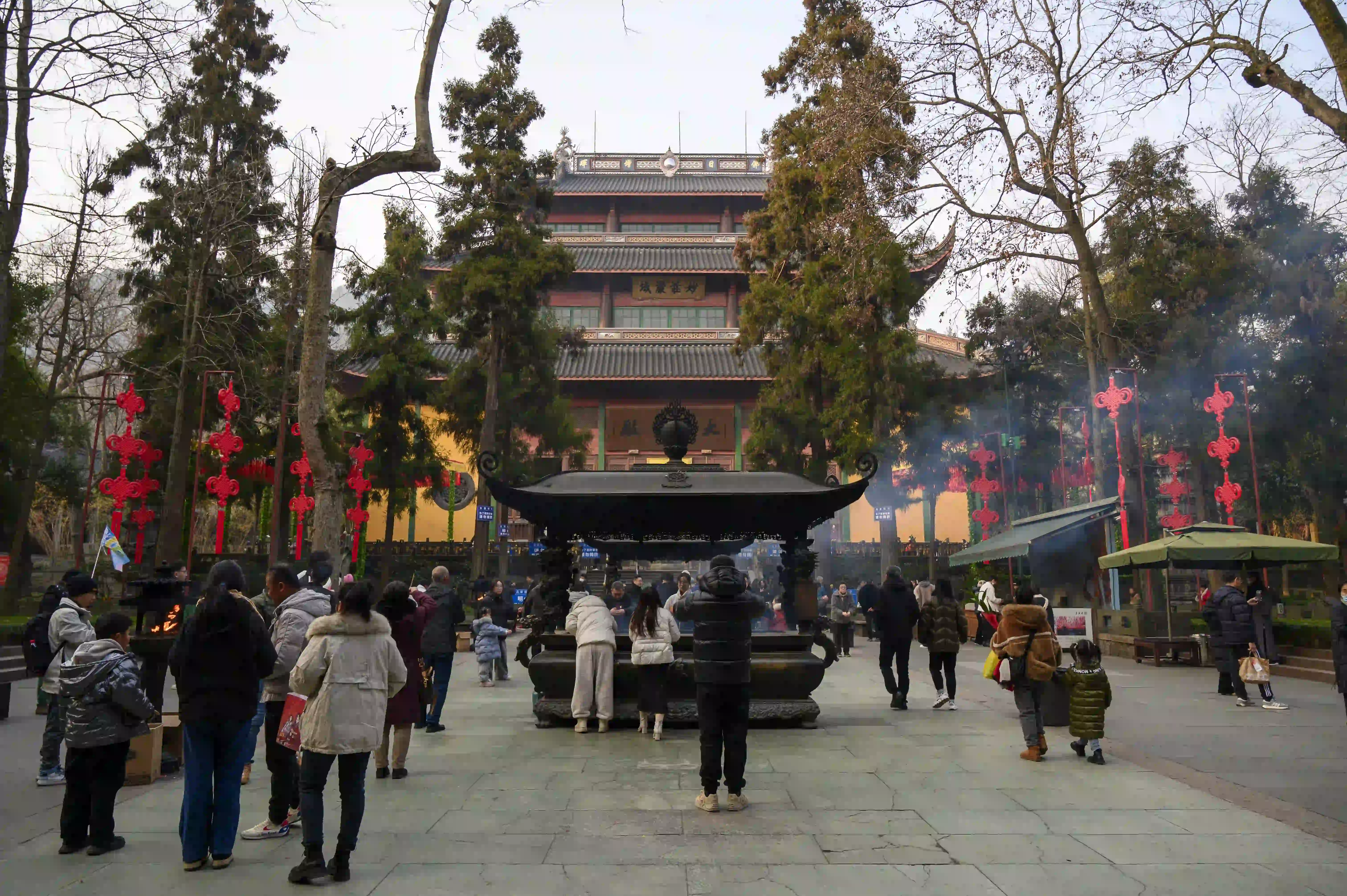 虔诚进香的游客 虔诚进香的游客