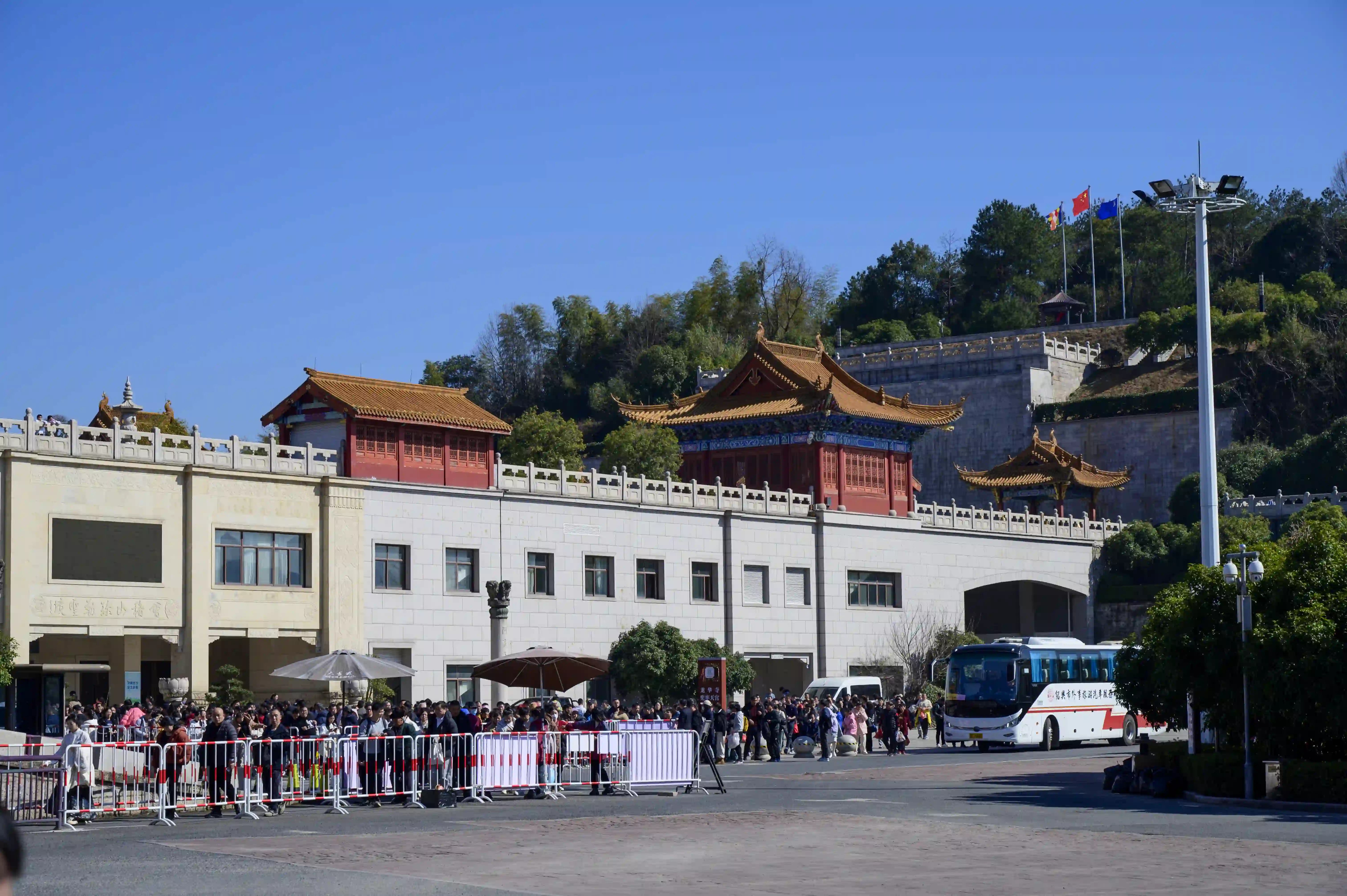 等候乘坐下山游览车 等候乘坐下山游览车
