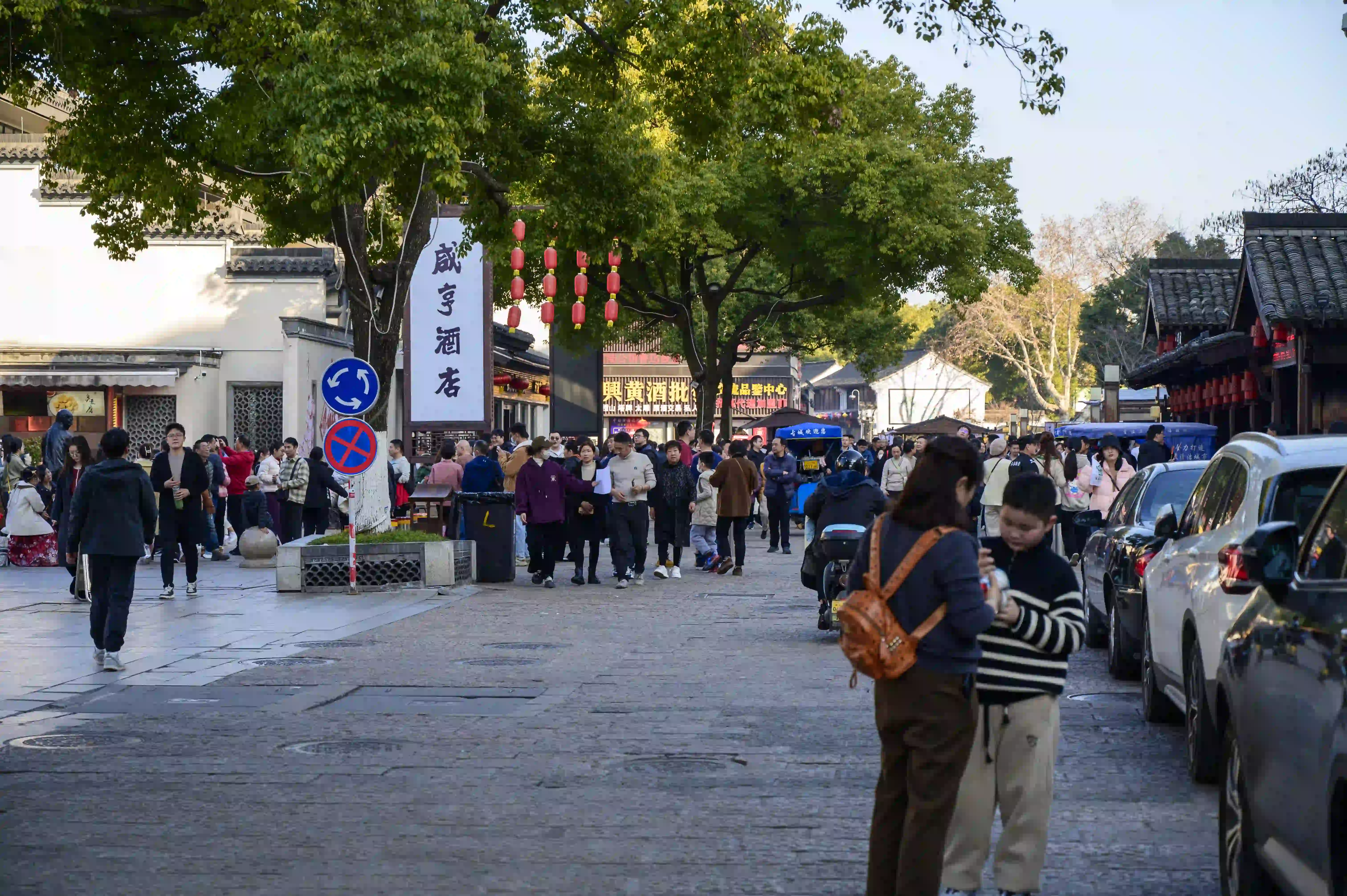 鲁迅故里步行街上的游人 鲁迅故里步行街上的游人