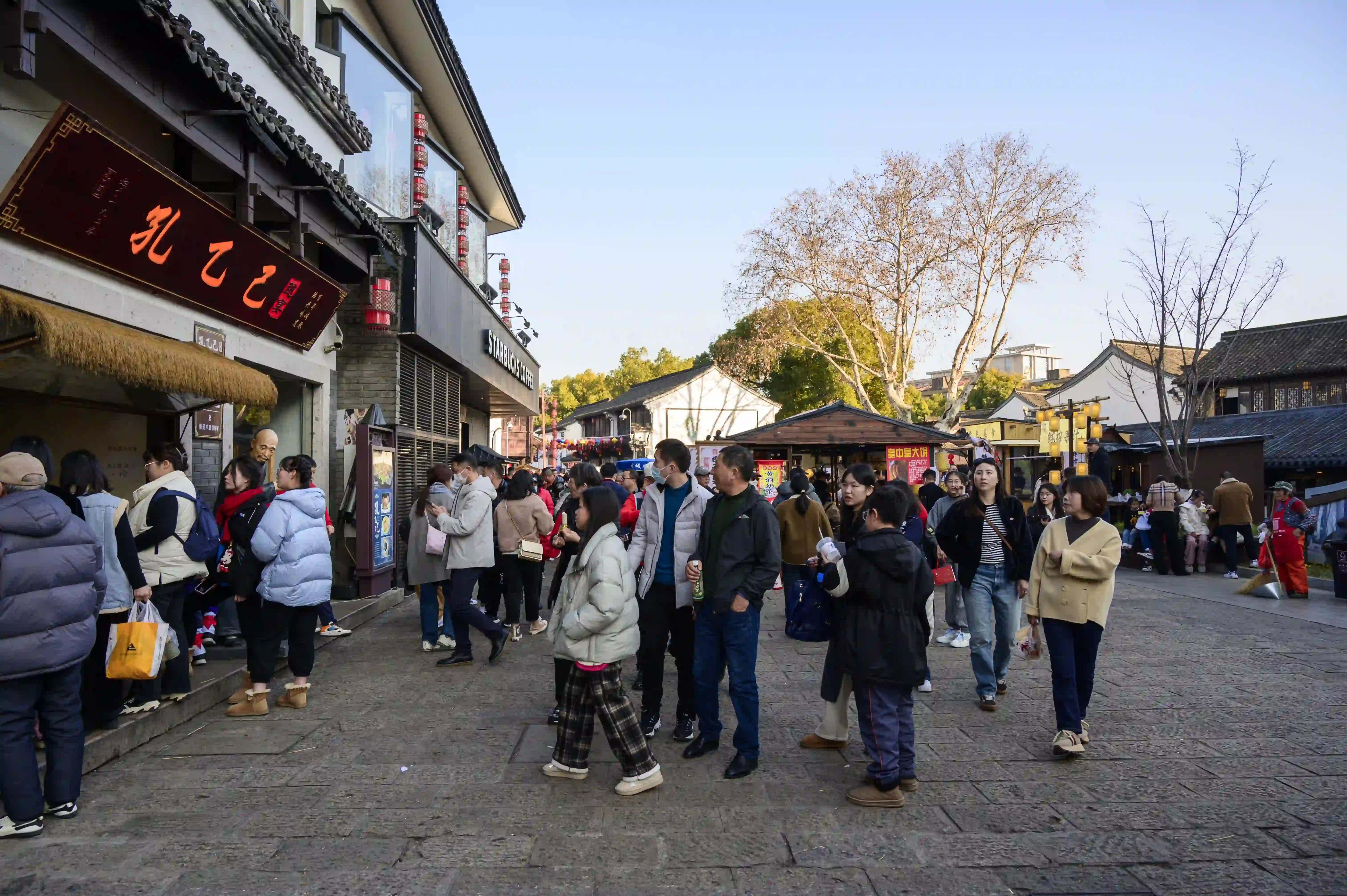 孔乙己前驻足的游客 孔乙己前驻足的游客