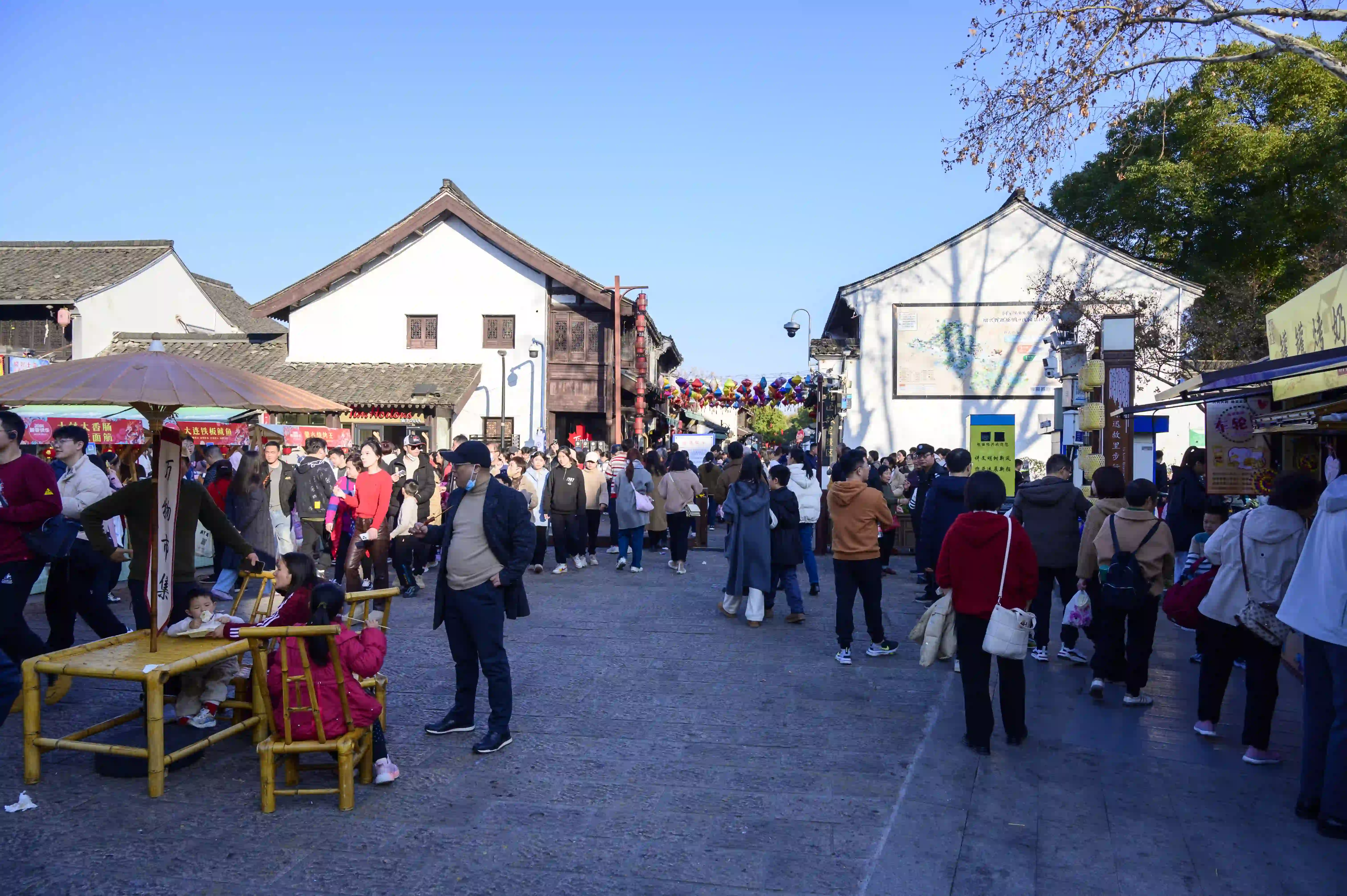 鲁迅故里步行街上的游人 鲁迅故里步行街上的游人