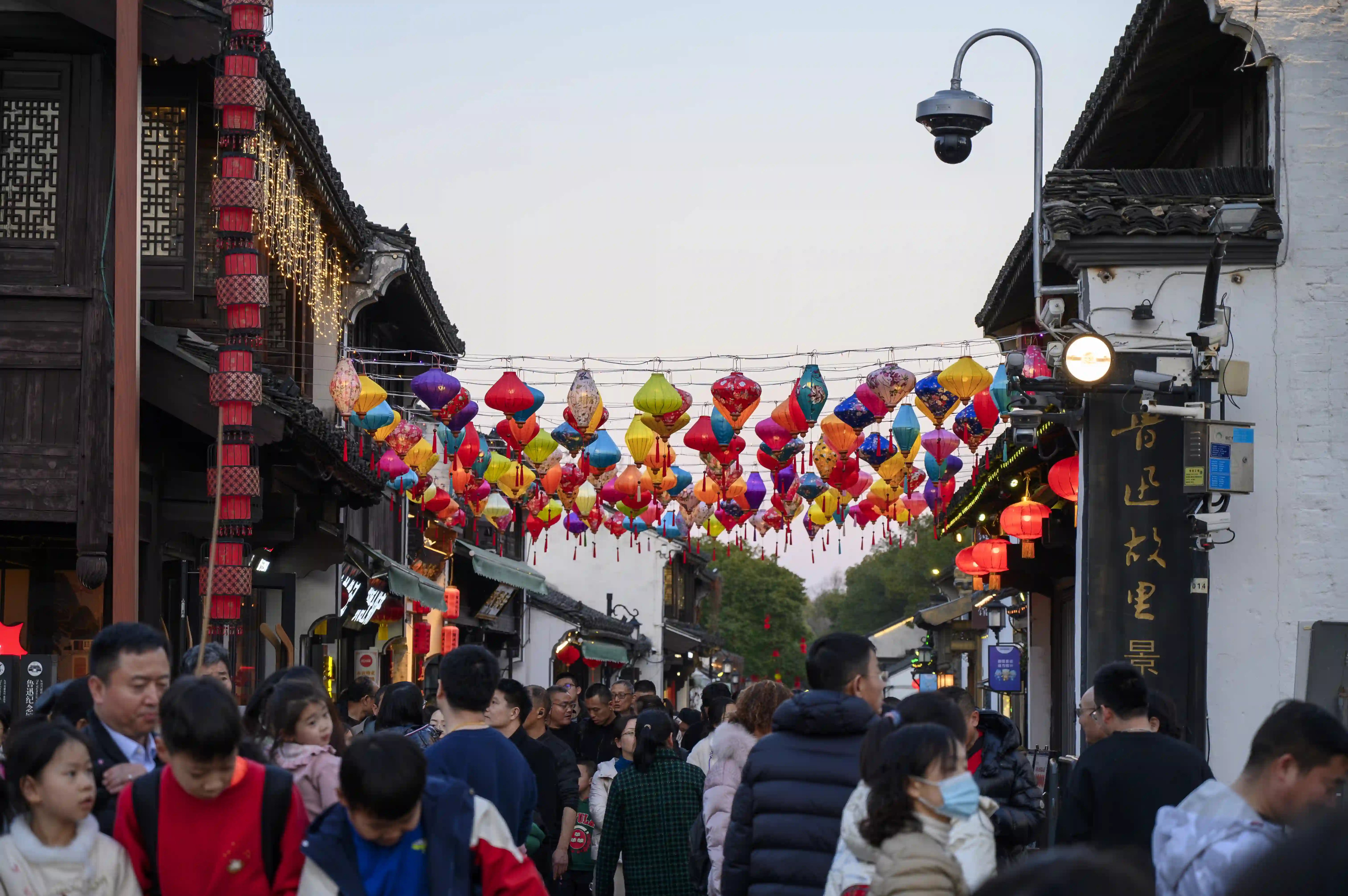 鲁迅故里步行街上的游人 鲁迅故里步行街上的游人