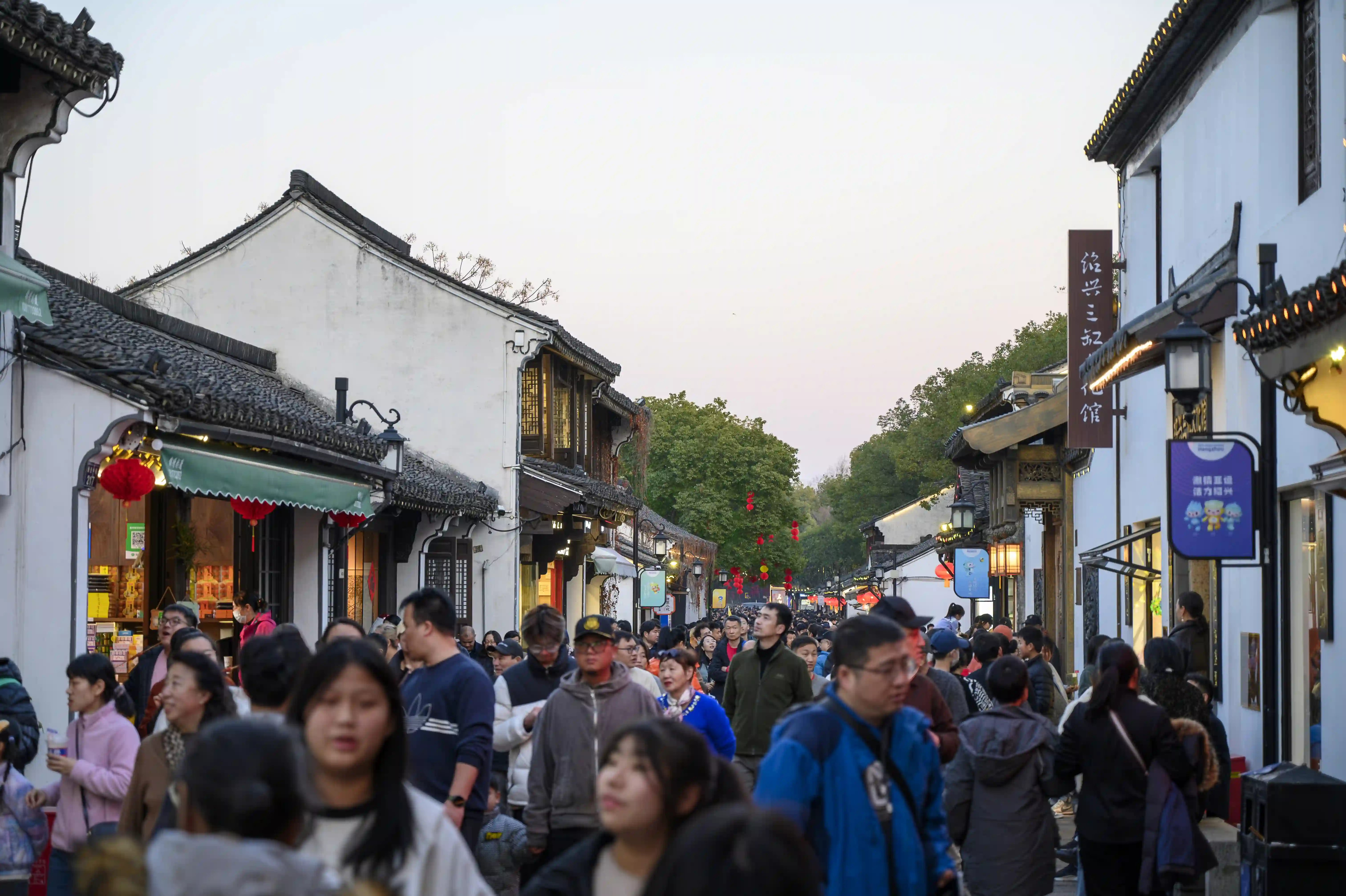 鲁迅故里步行街上的游人 鲁迅故里步行街上的游人