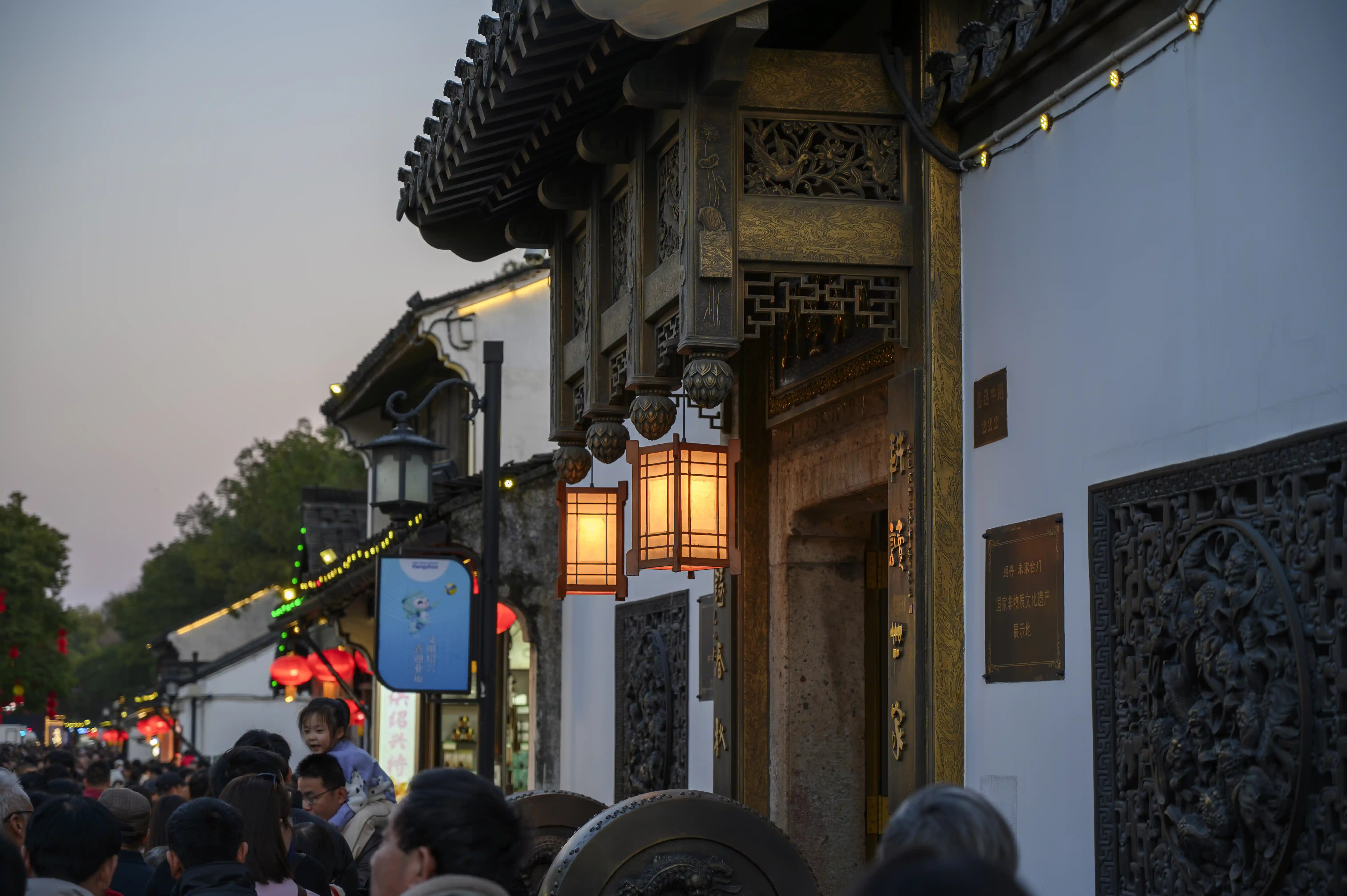 鲁迅故里步行街上的游人 鲁迅故里步行街上的游人