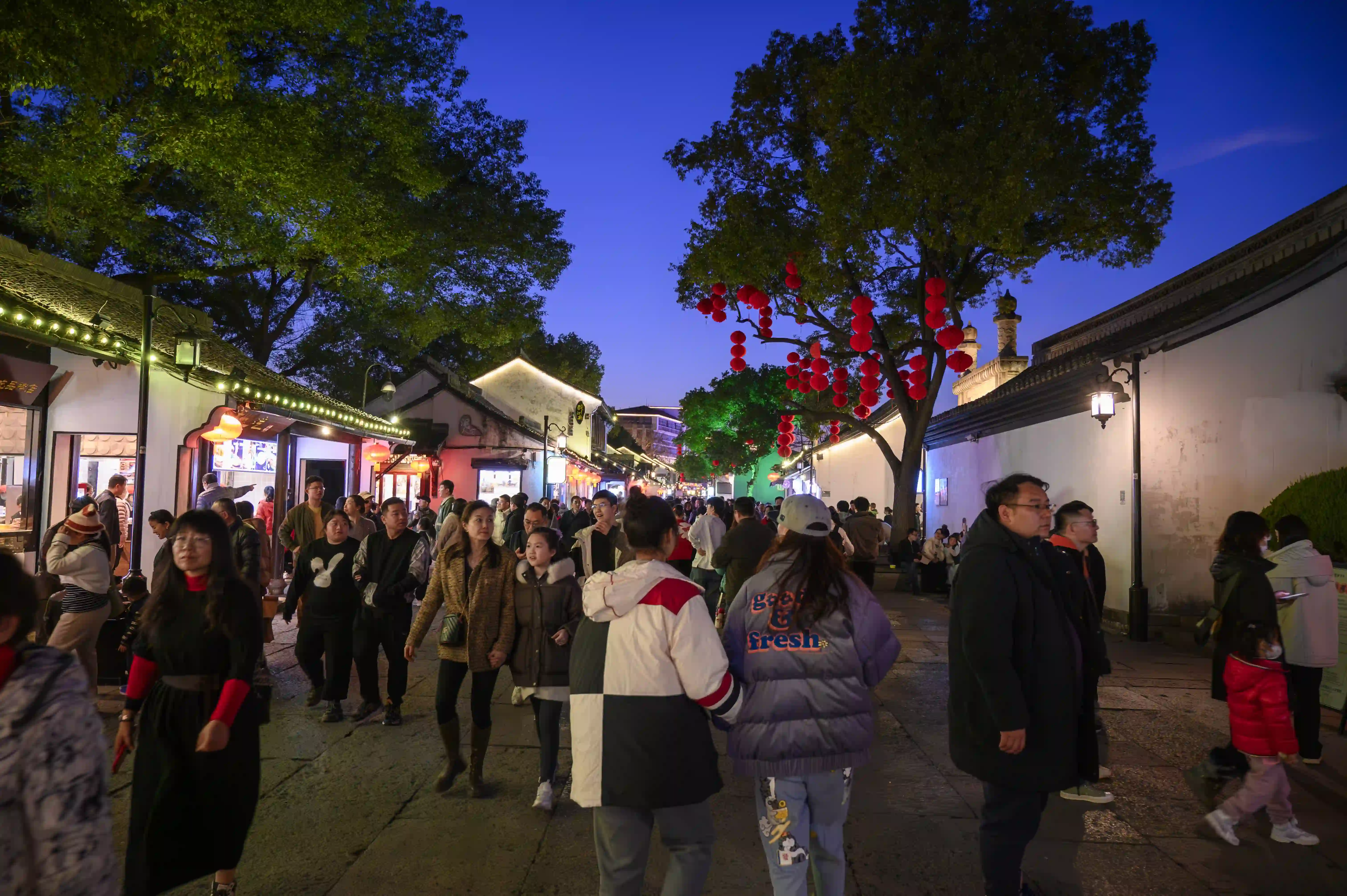 夜间步行街的游客 夜间步行街的游客