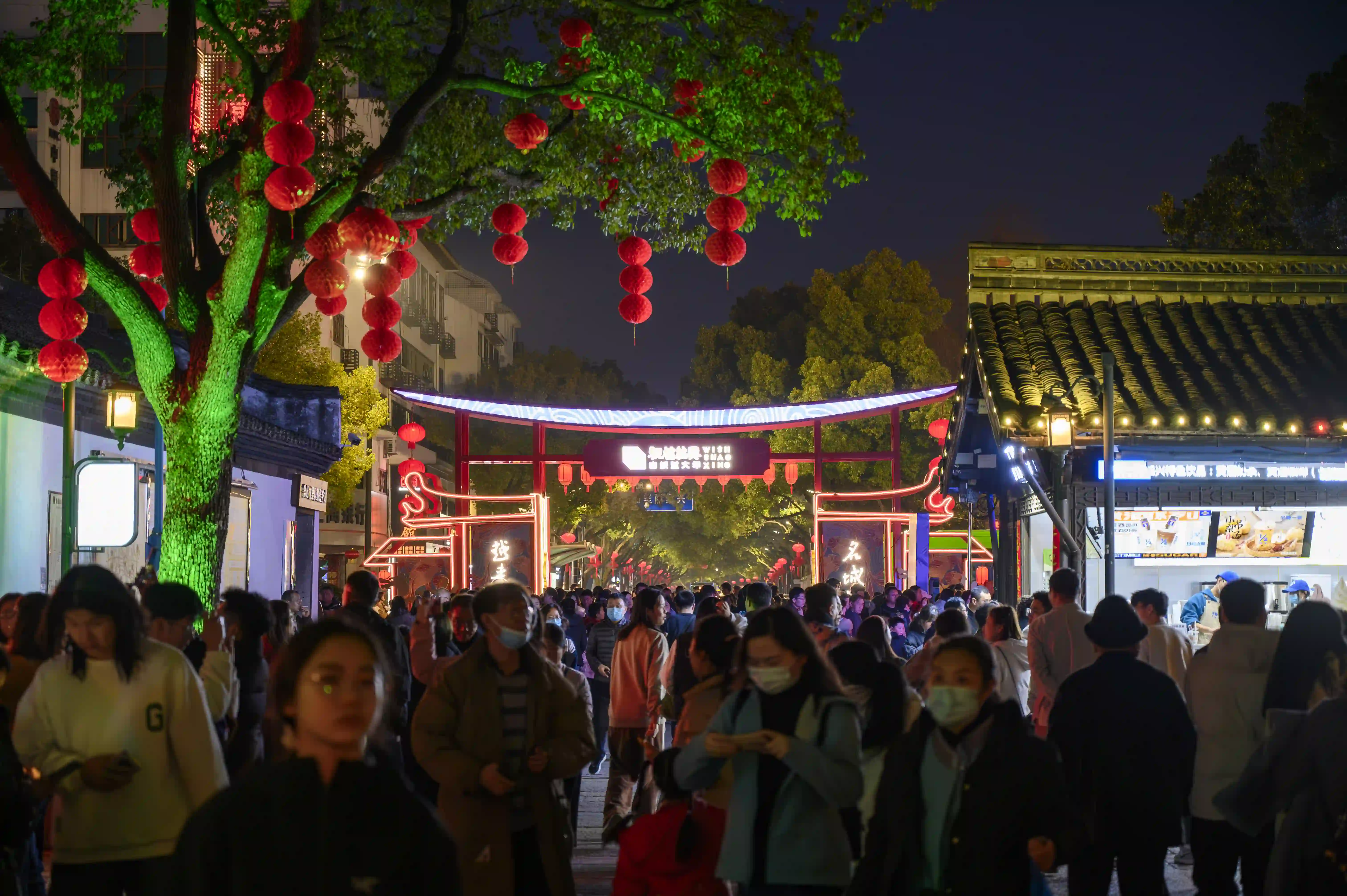夜间步行街的游客 夜间步行街的游客
