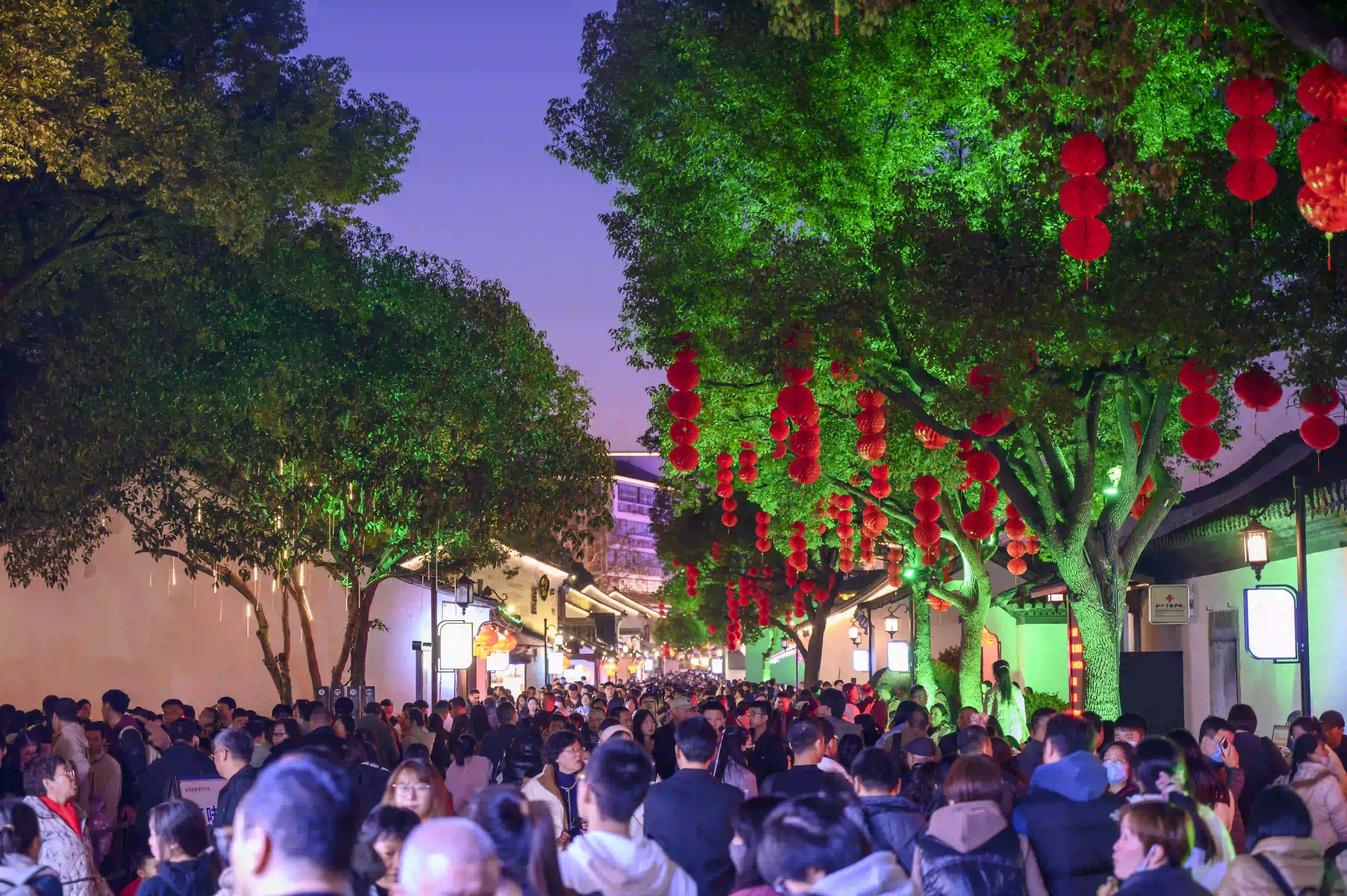 夜间步行街的游客 夜间步行街的游客