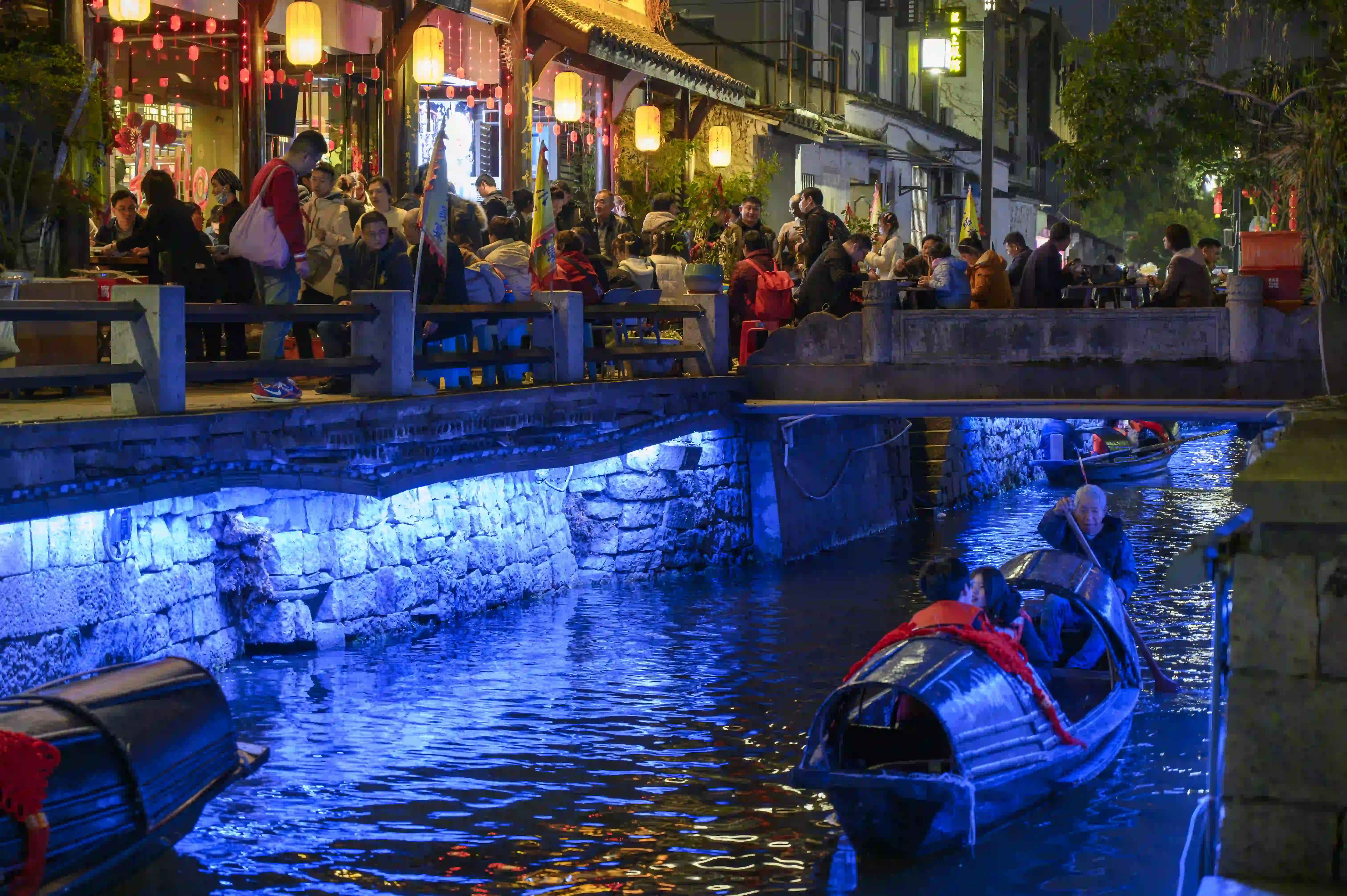夜间小河上的乌篷船 夜间小河上的乌篷船