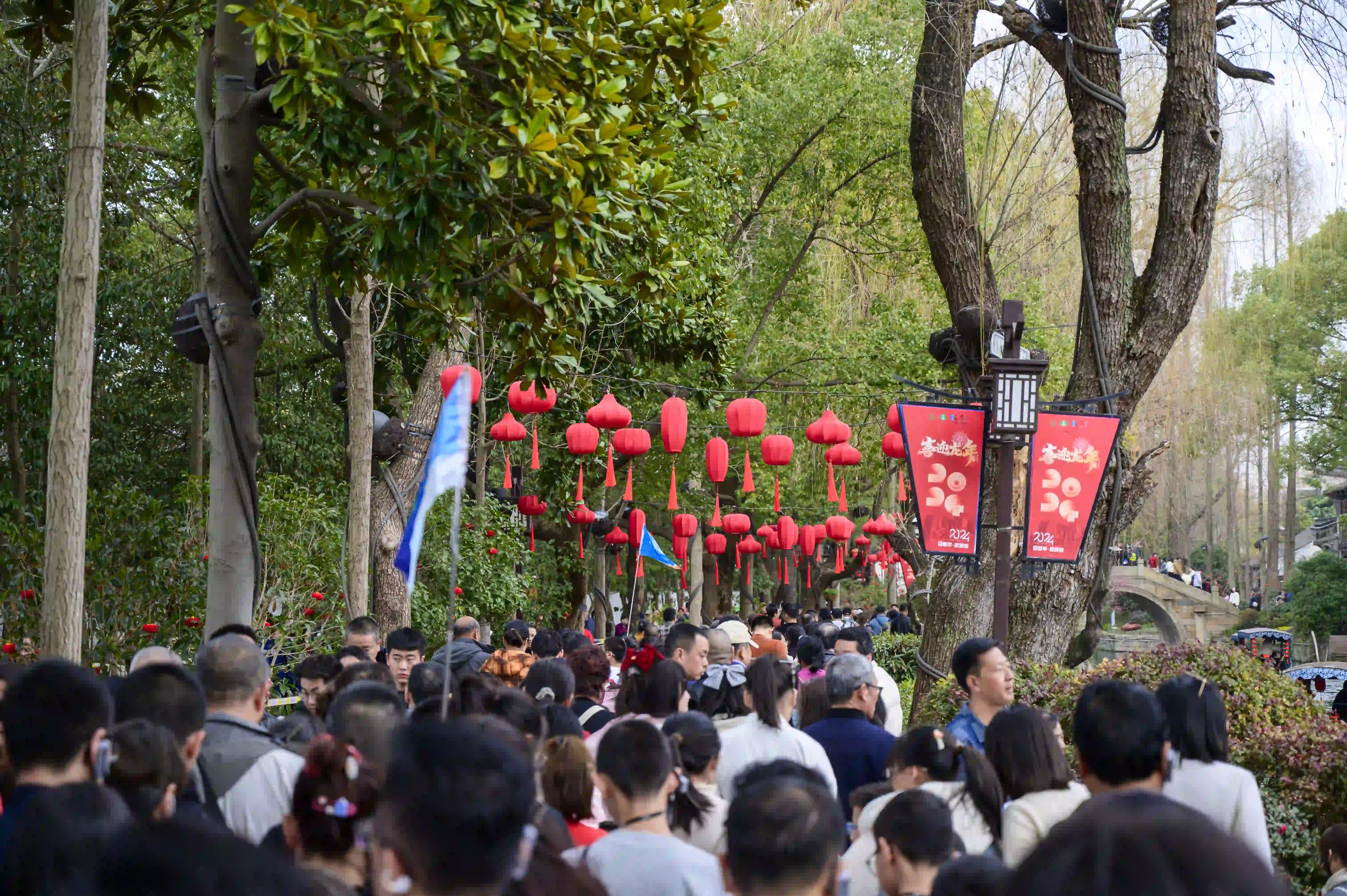 南浔古镇里的满满的游客 南浔古镇里的满满的游客