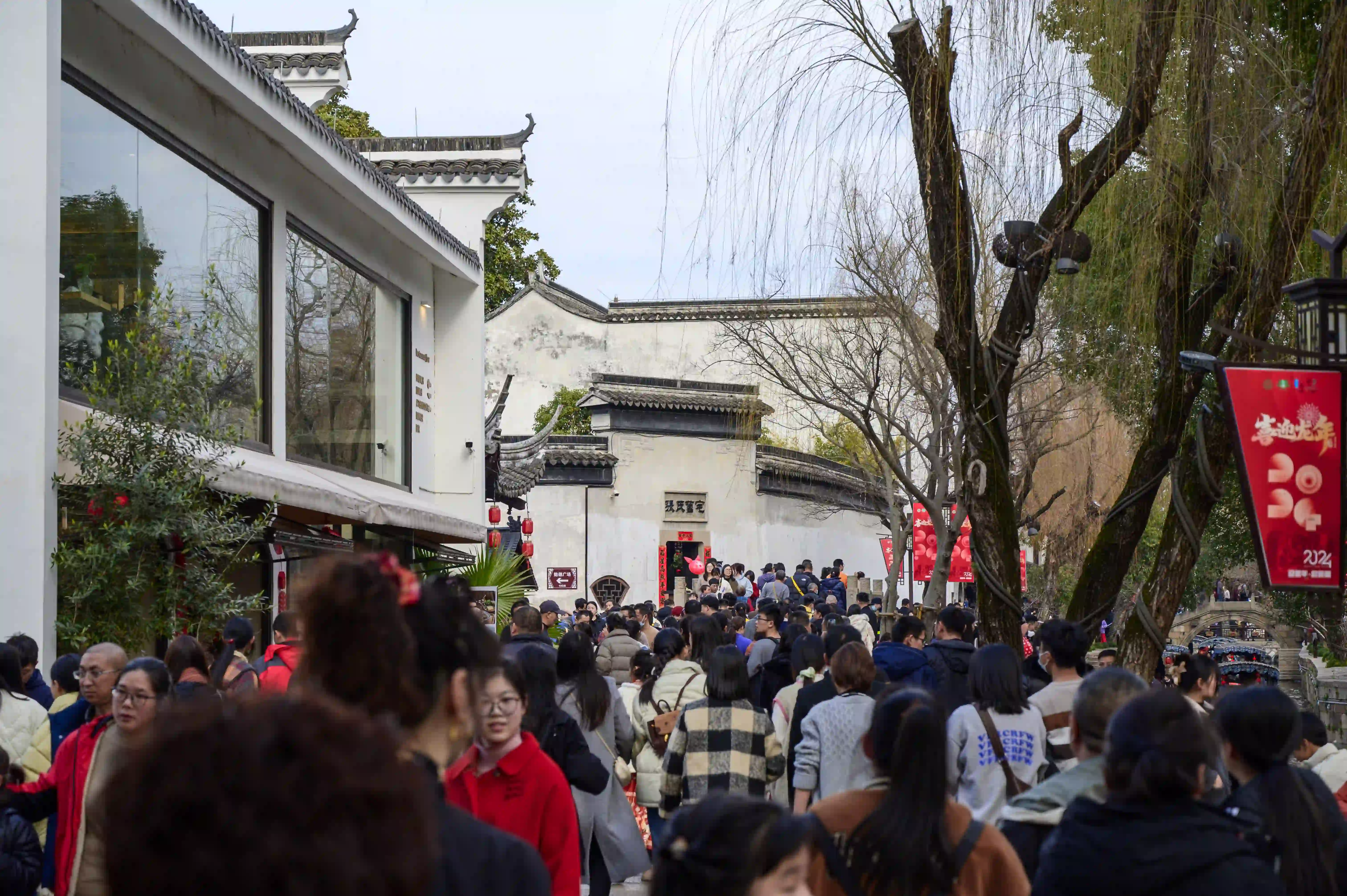 南浔古镇里的满满的游客 南浔古镇里的满满的游客