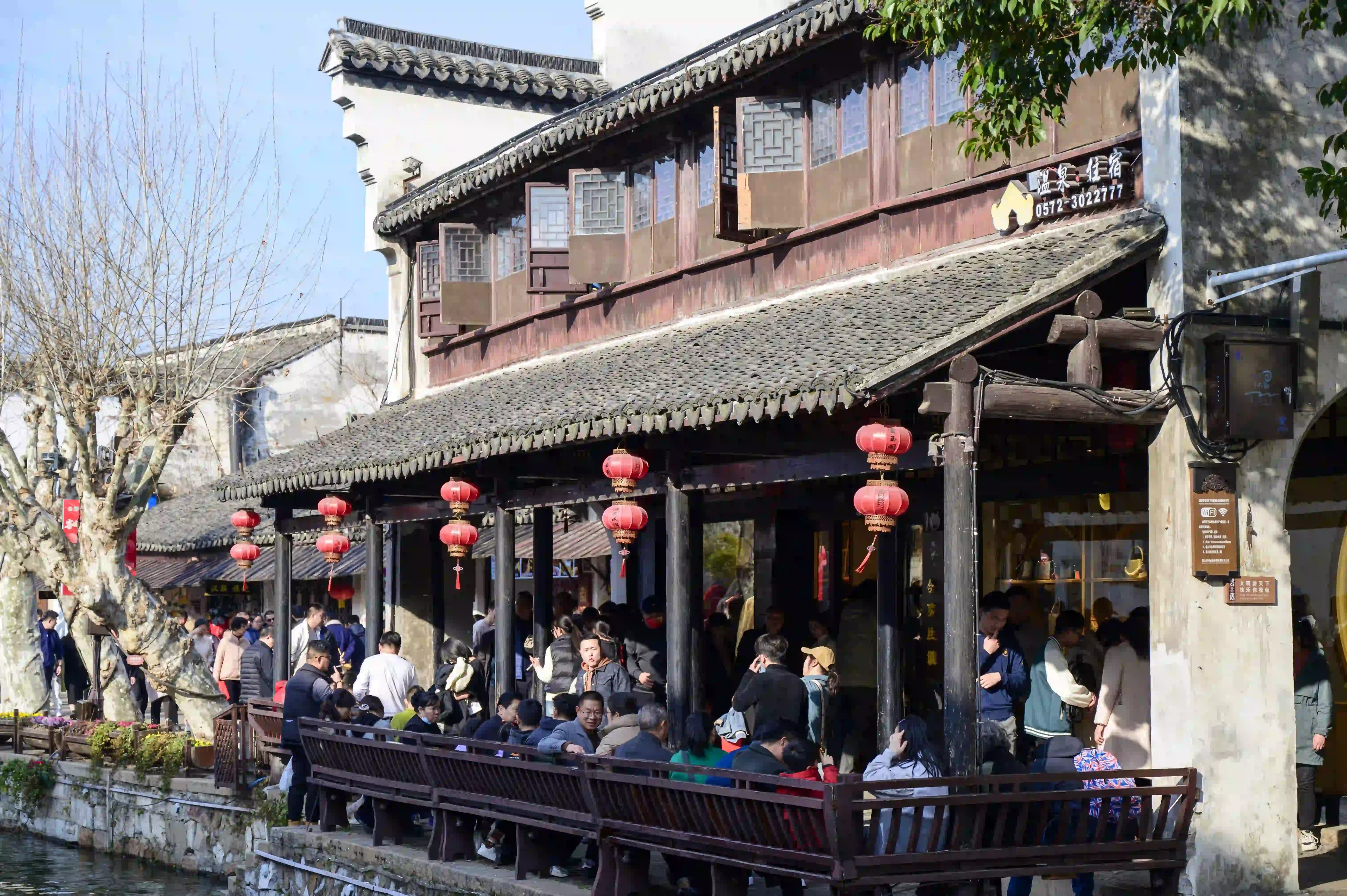 河边走道上的游客 河边走道上的游客
