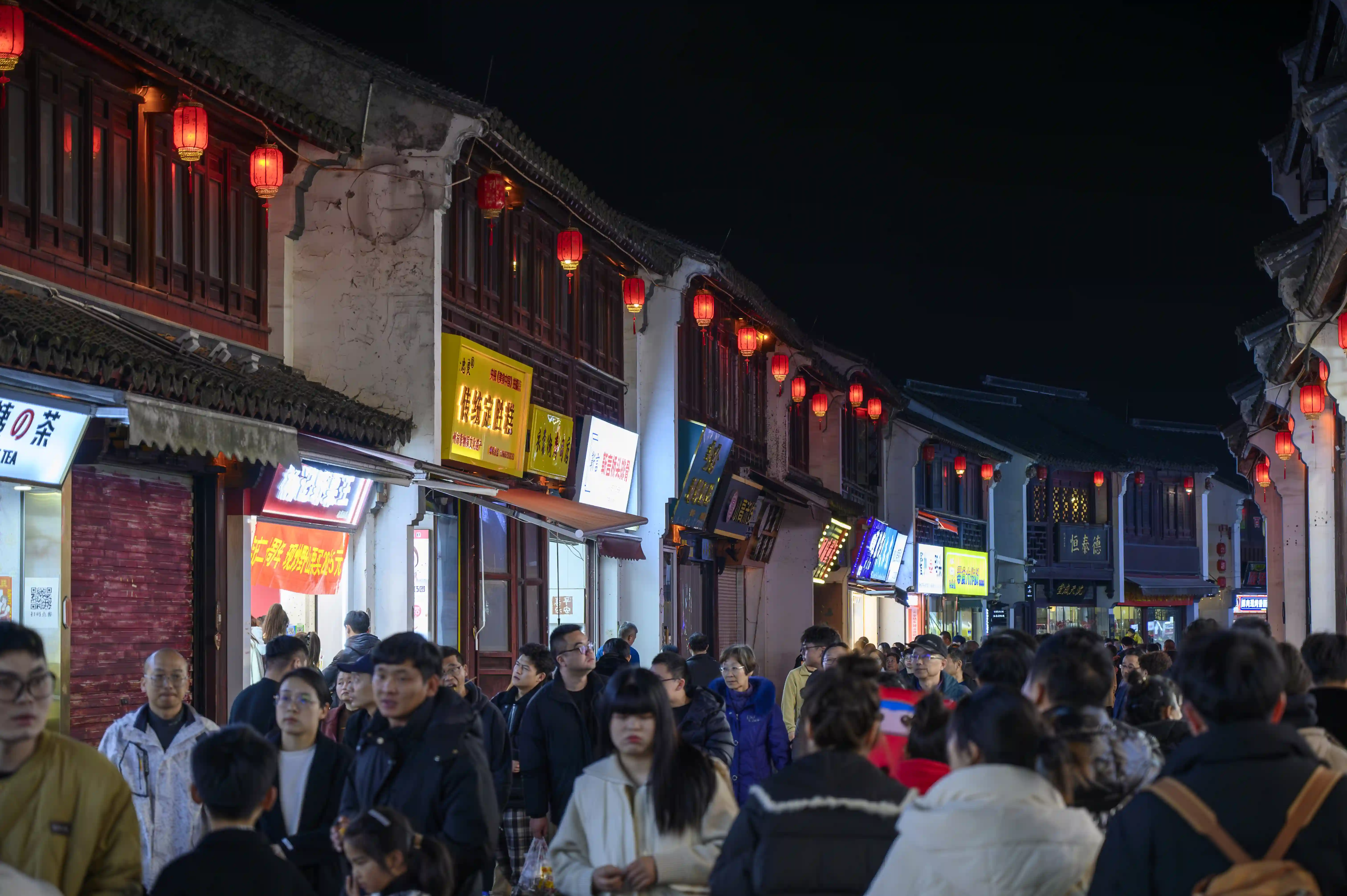 夜间衣裳街拥挤的人流 夜间衣裳街拥挤的人流