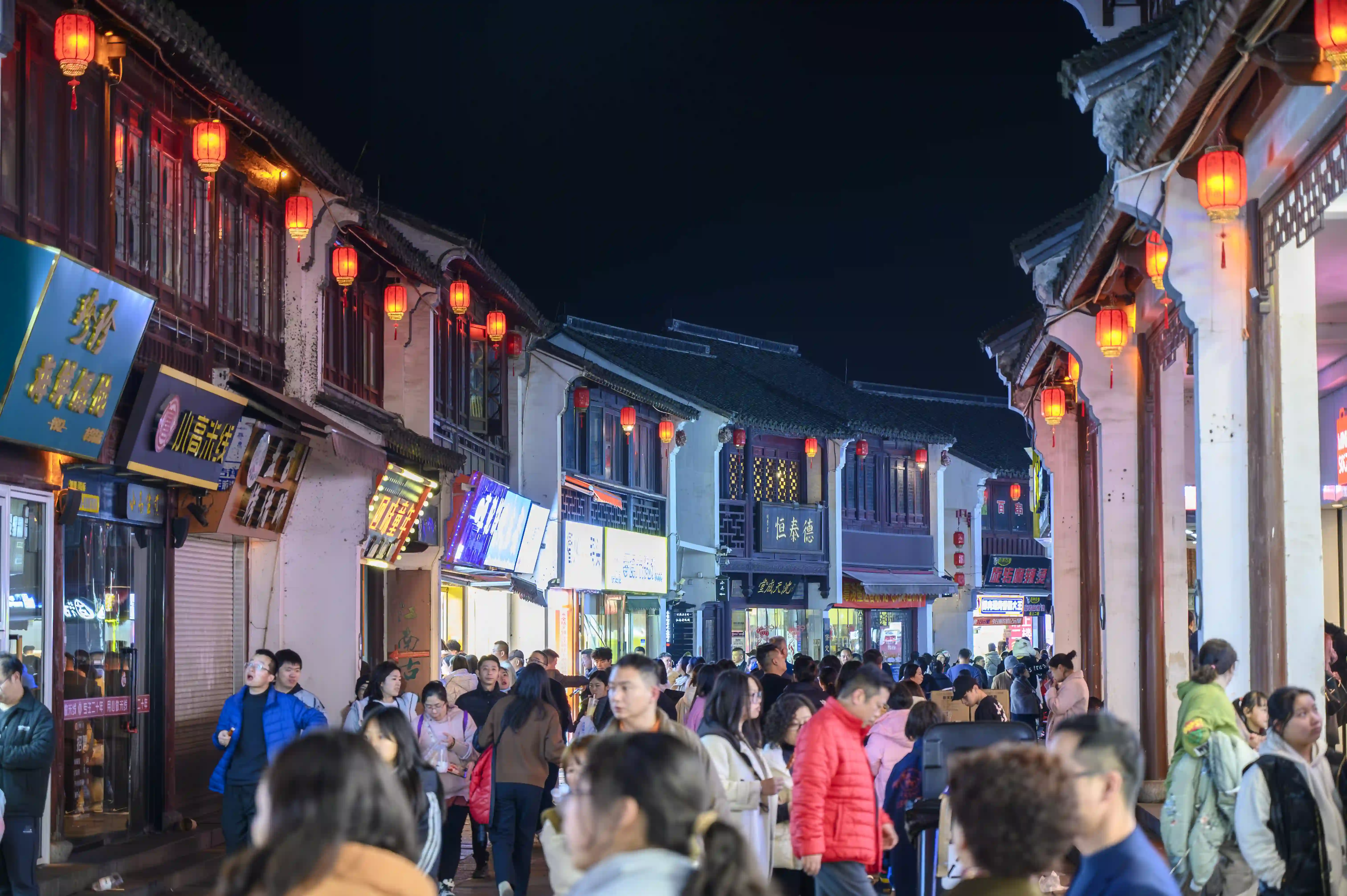 夜间衣裳街拥挤的人流 夜间衣裳街拥挤的人流
