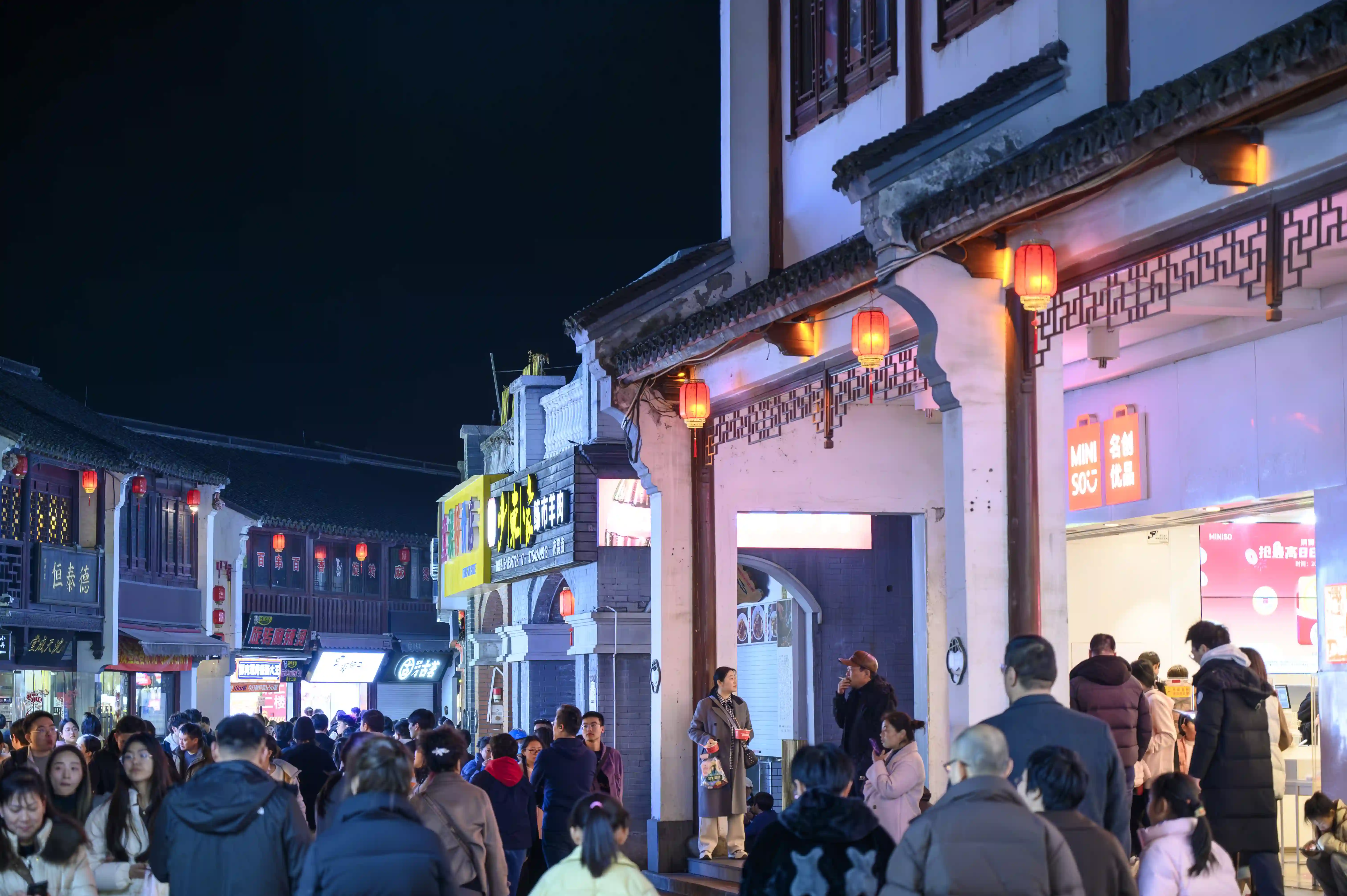 夜间衣裳街拥挤的人流 夜间衣裳街拥挤的人流