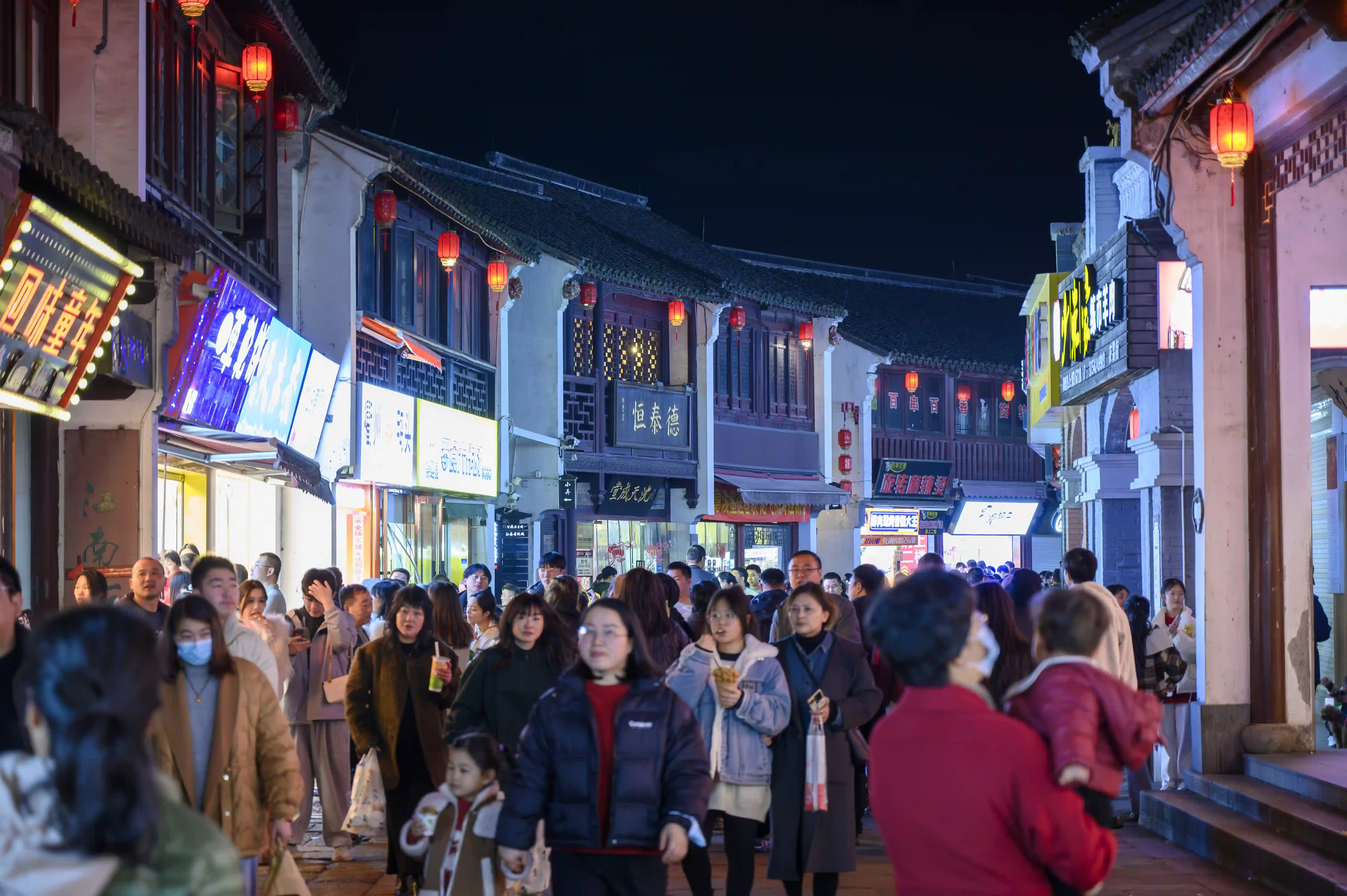 夜间衣裳街拥挤的人流 夜间衣裳街拥挤的人流