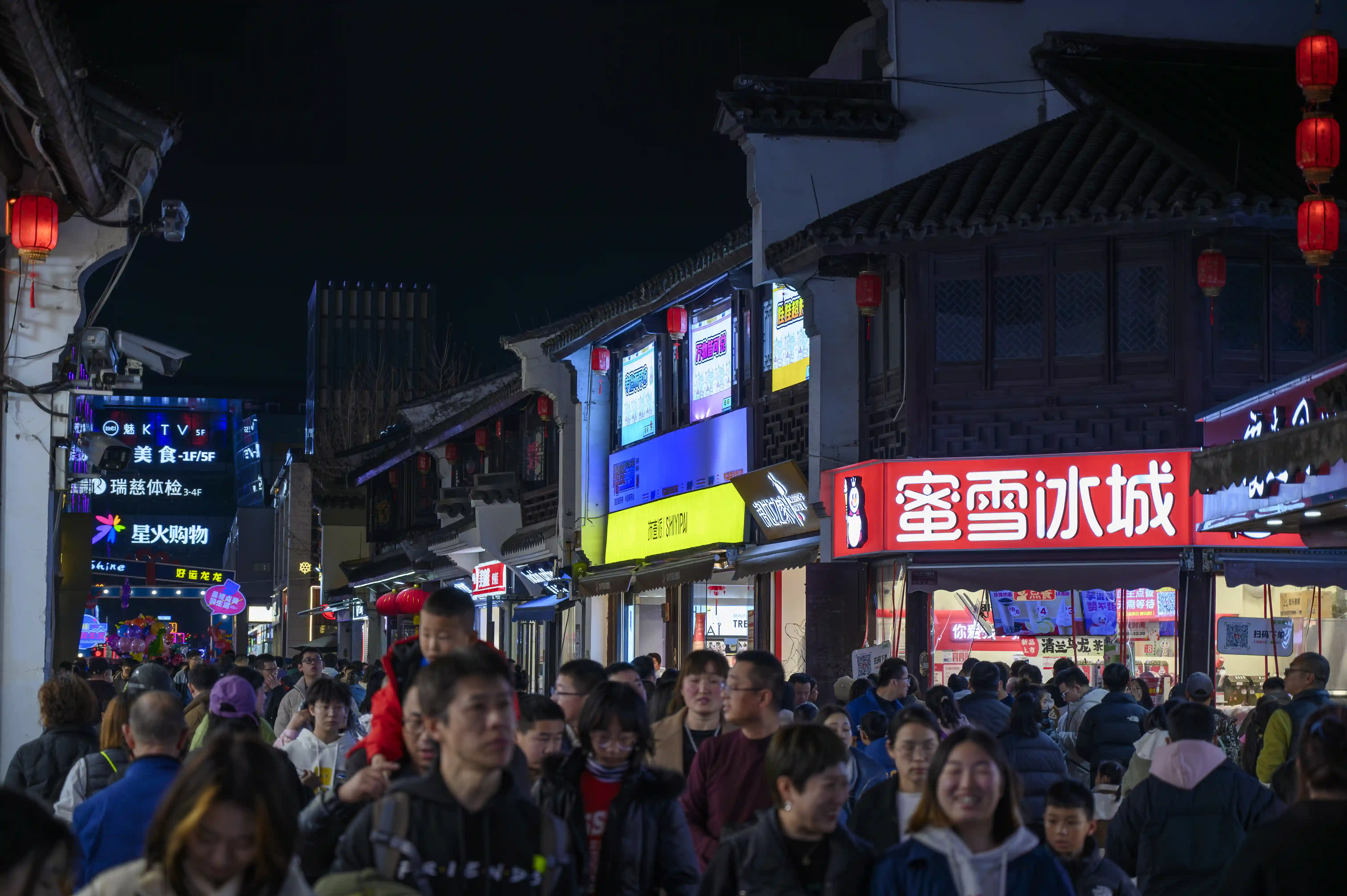 夜间衣裳街拥挤的人流 夜间衣裳街拥挤的人流