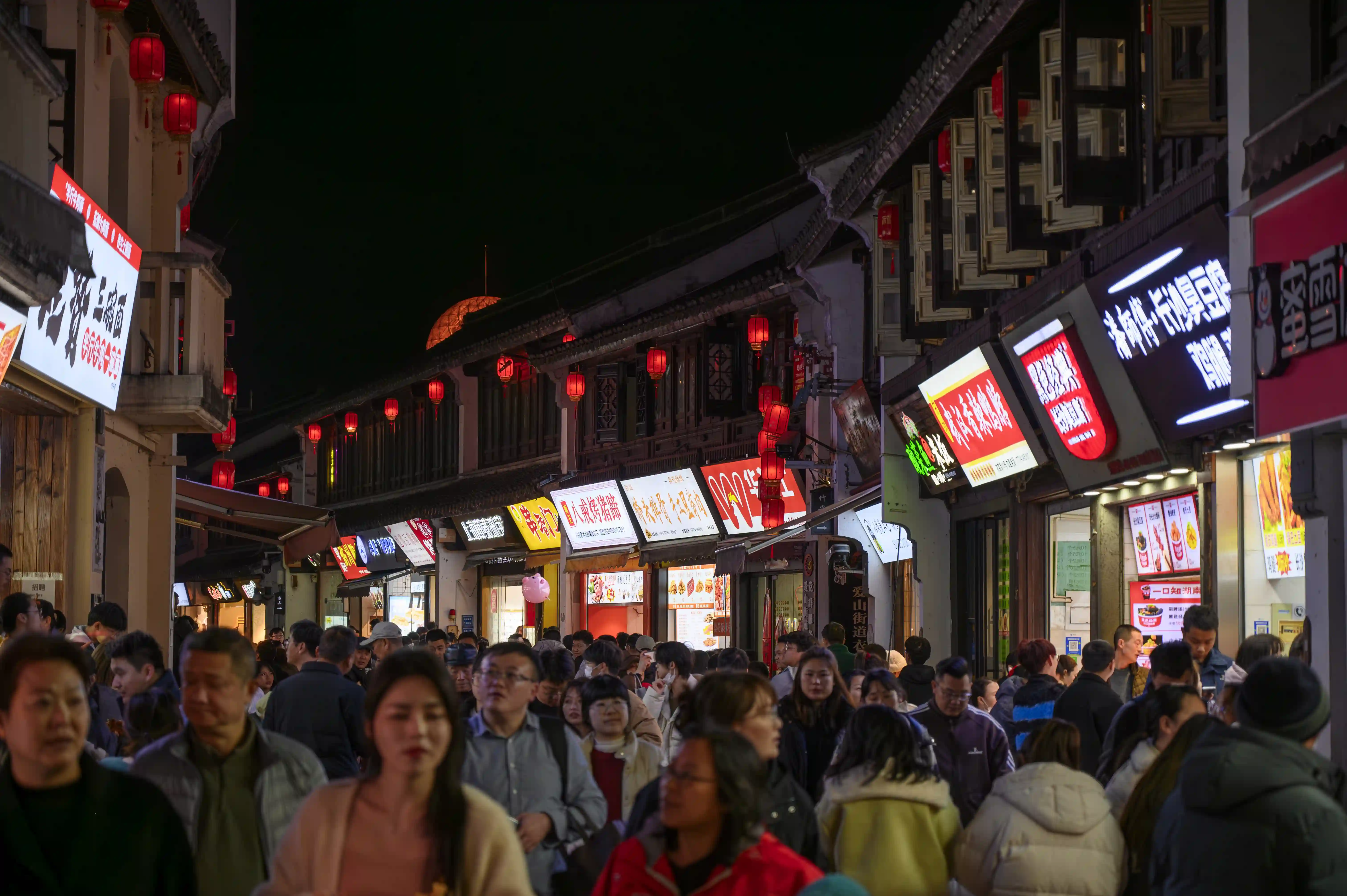夜间衣裳街拥挤的人流 夜间衣裳街拥挤的人流