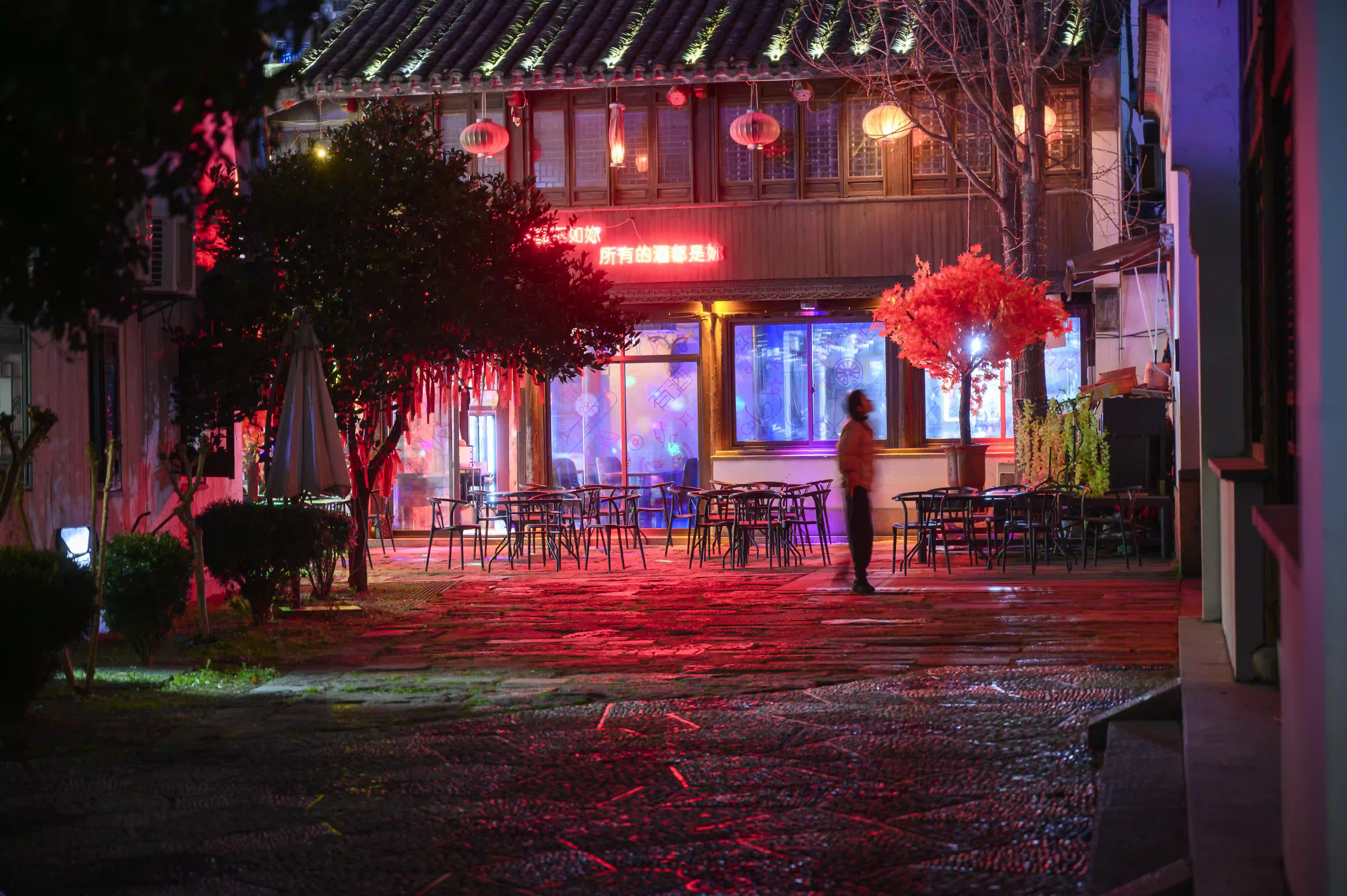 酒吧外的走道 酒吧外的走道