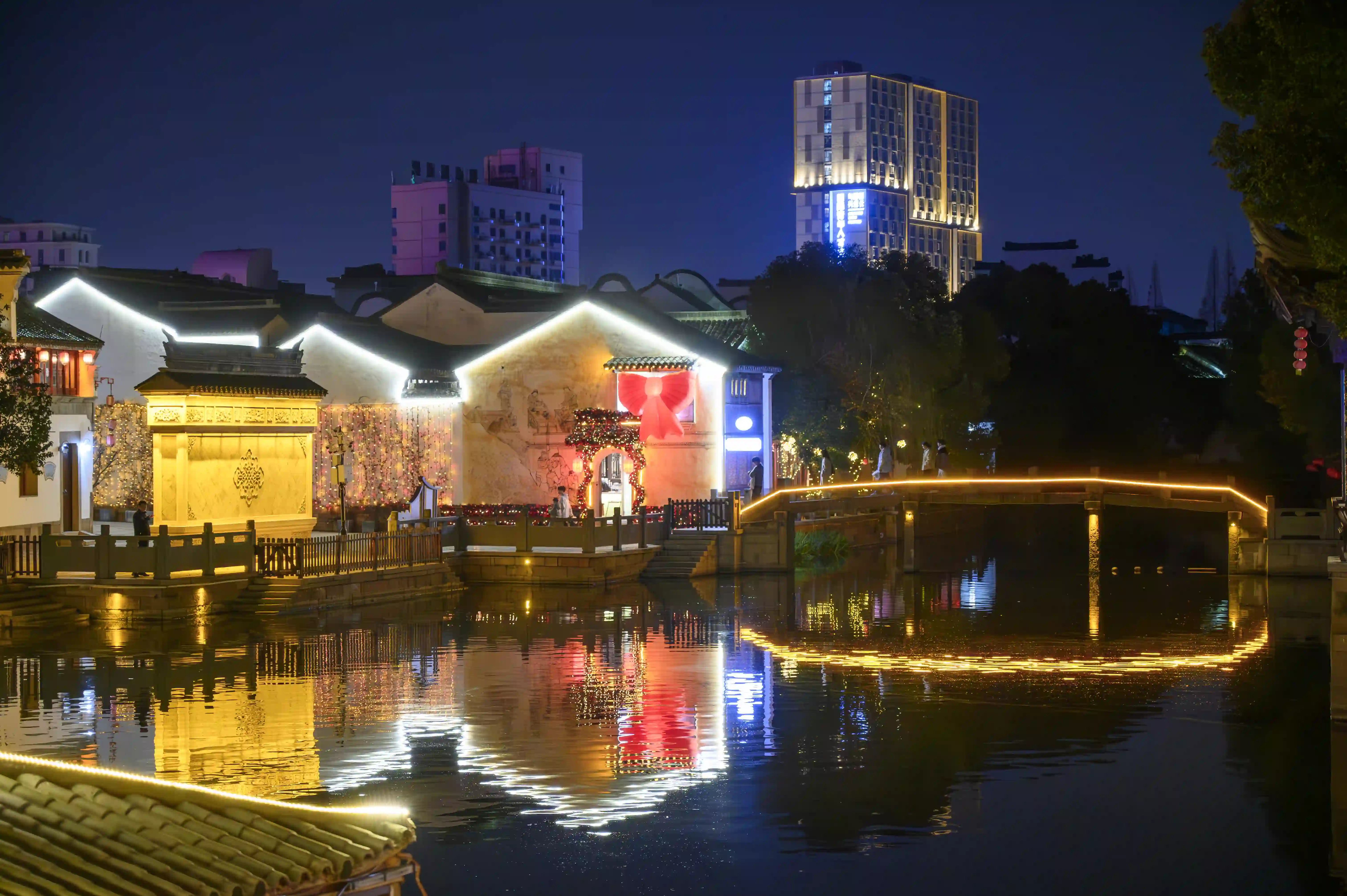 夜晚河边的景色 夜晚河边的景色