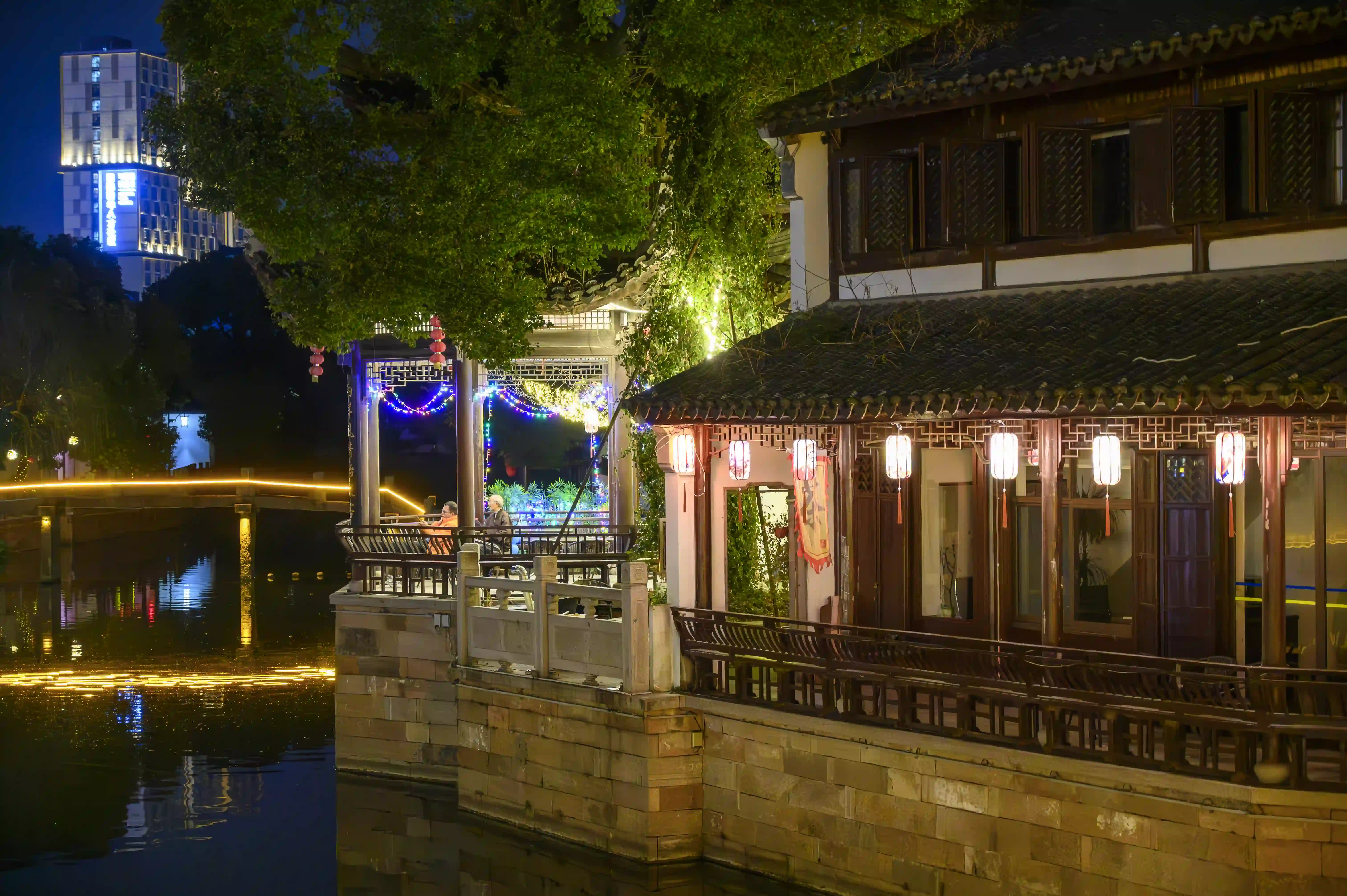 夜晚河边的景色 夜晚河边的景色