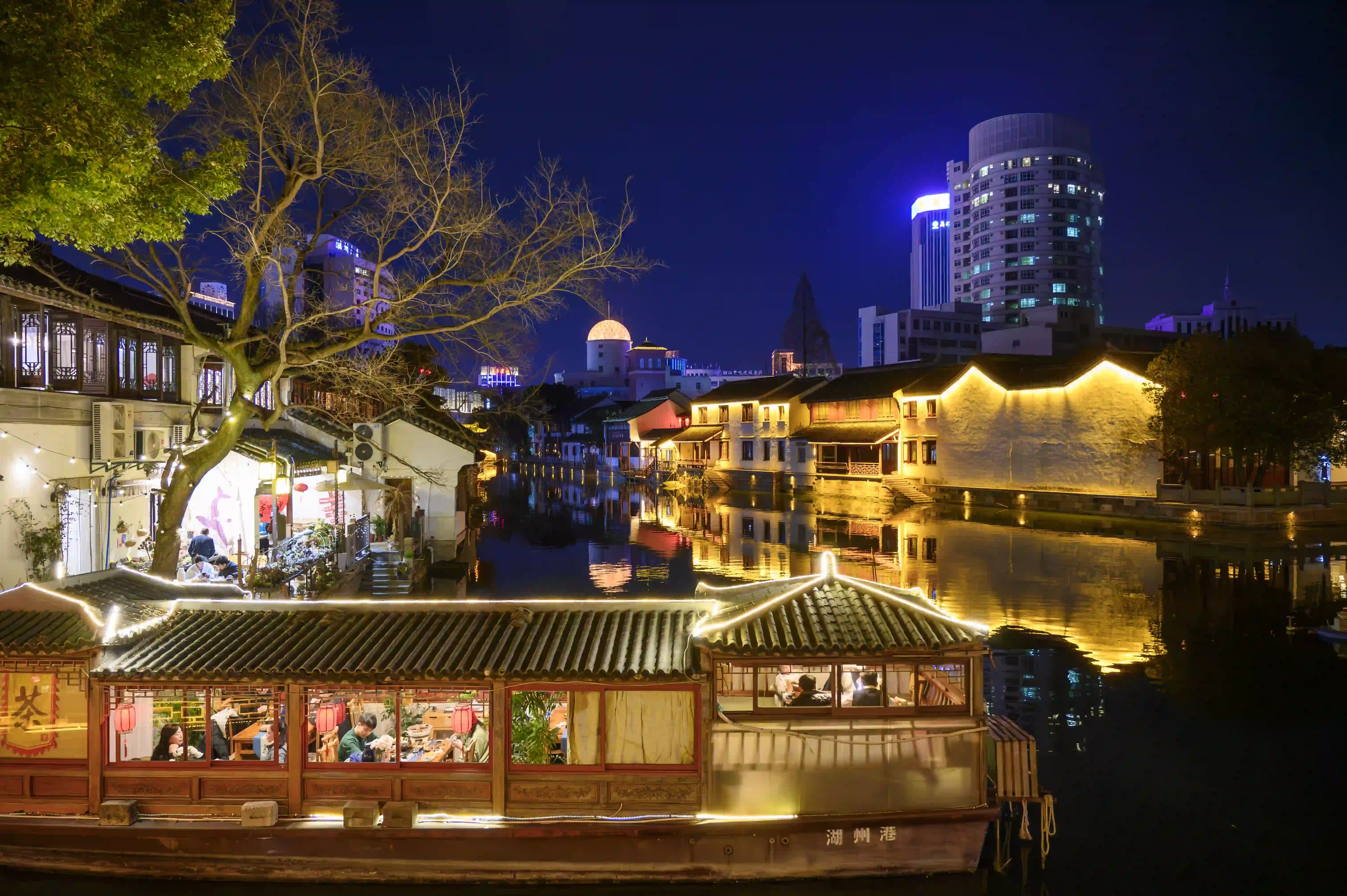 夜晚河边的景色 夜晚河边的景色