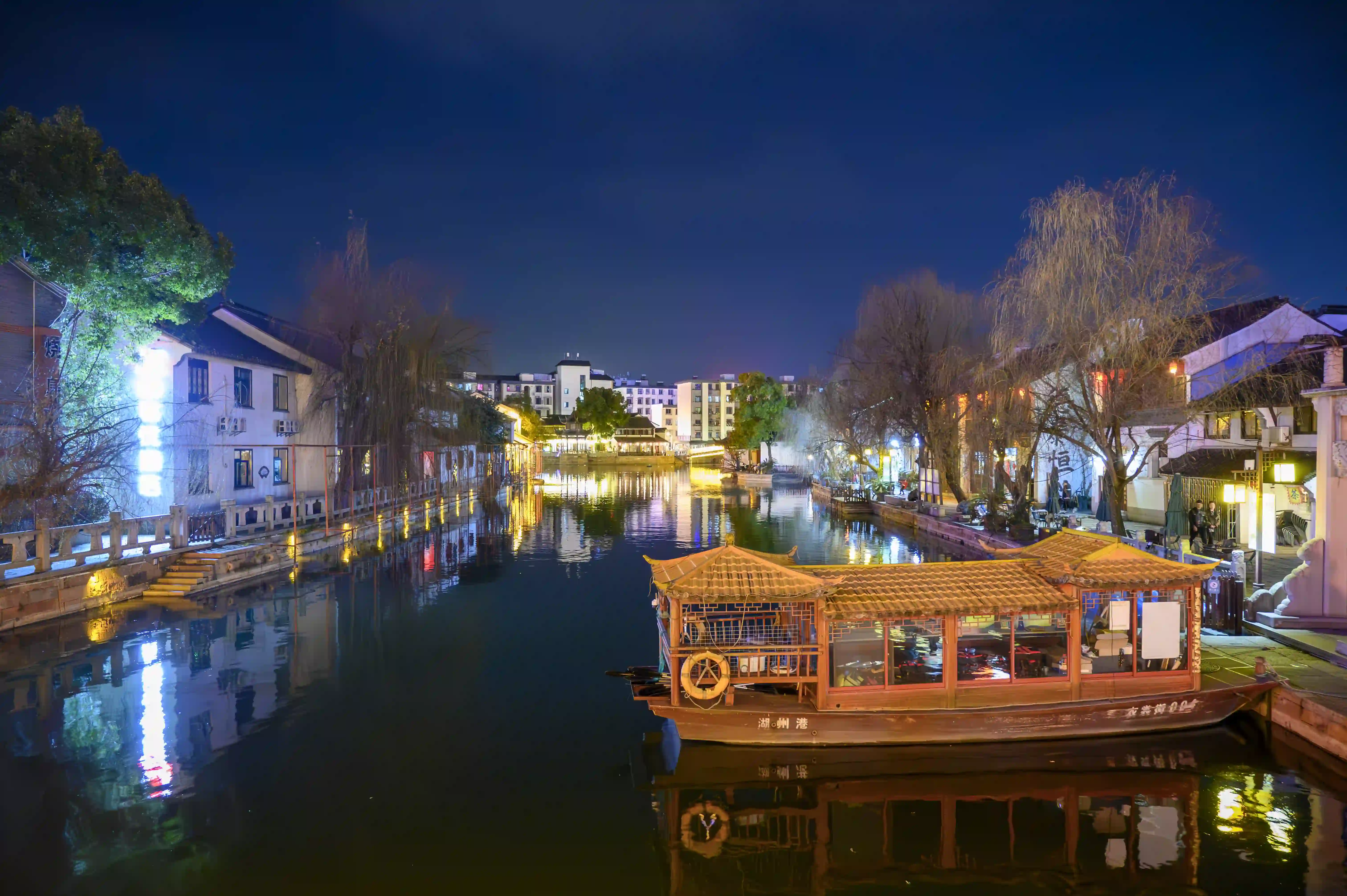 夜晚青莲桥前的河景 夜晚青莲桥前的河景