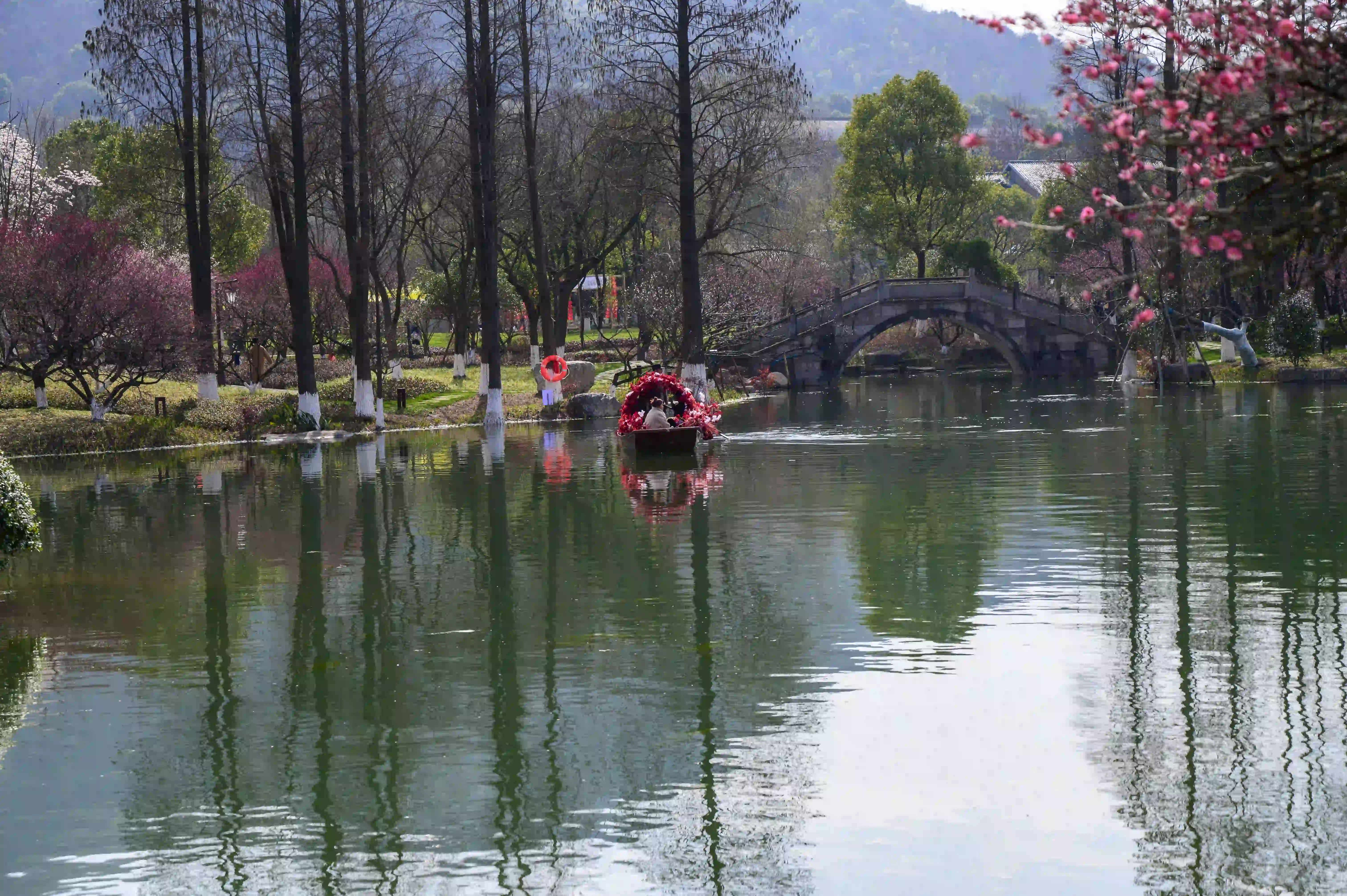 湖面上的花船 湖面上的花船