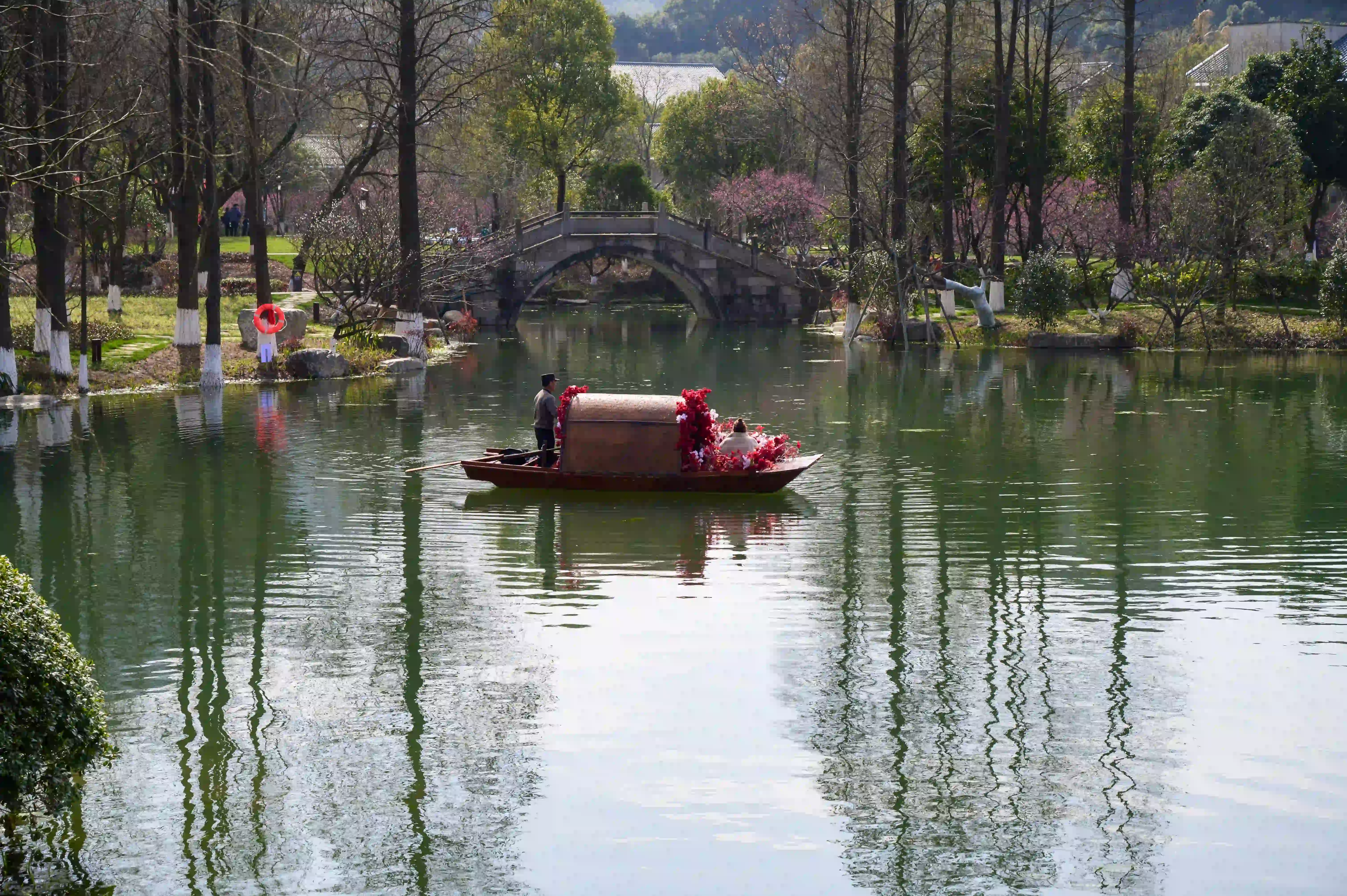 湖面上的花船 湖面上的花船