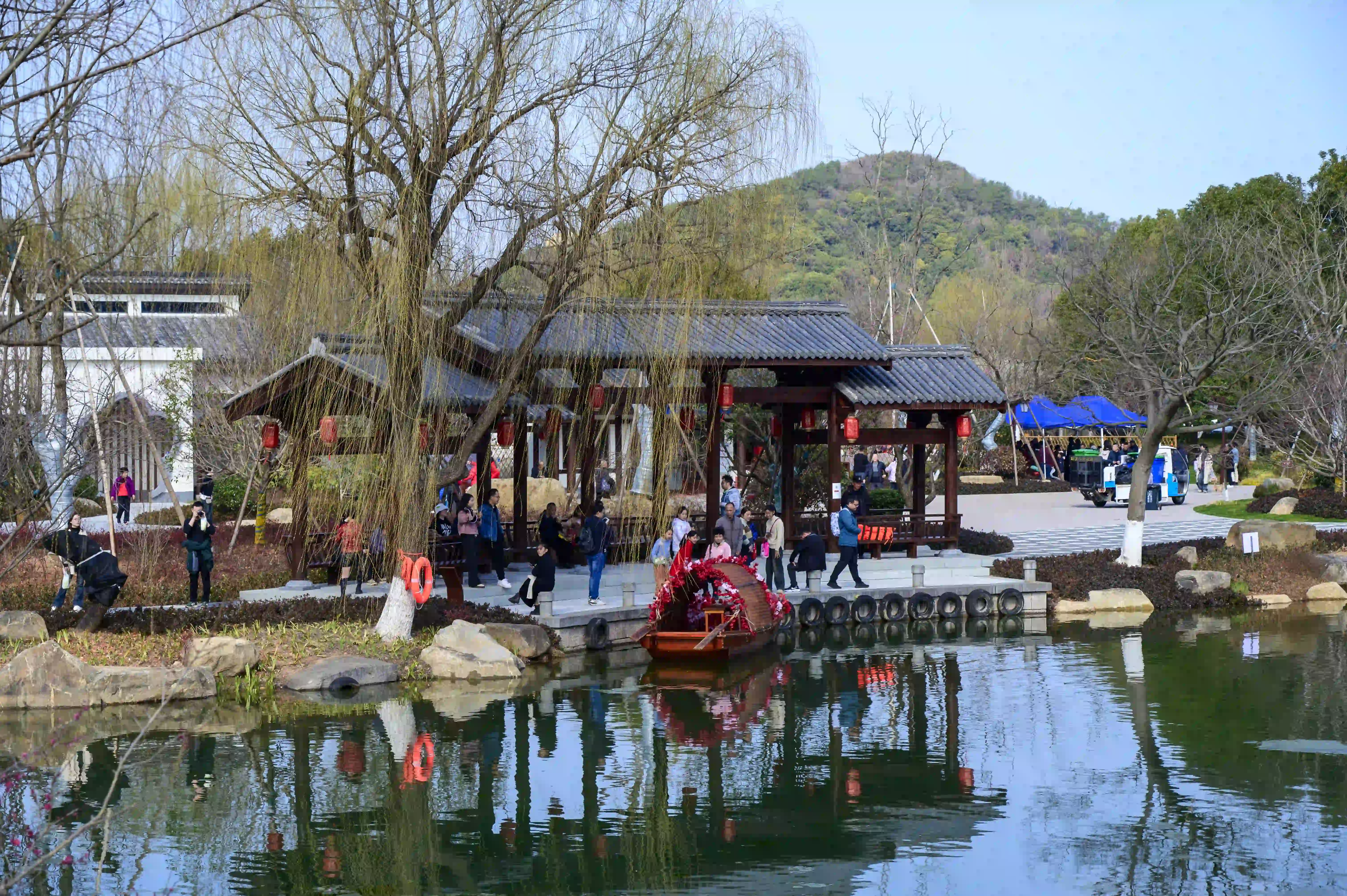 靠岸等待游客的花船 靠岸等待游客的花船