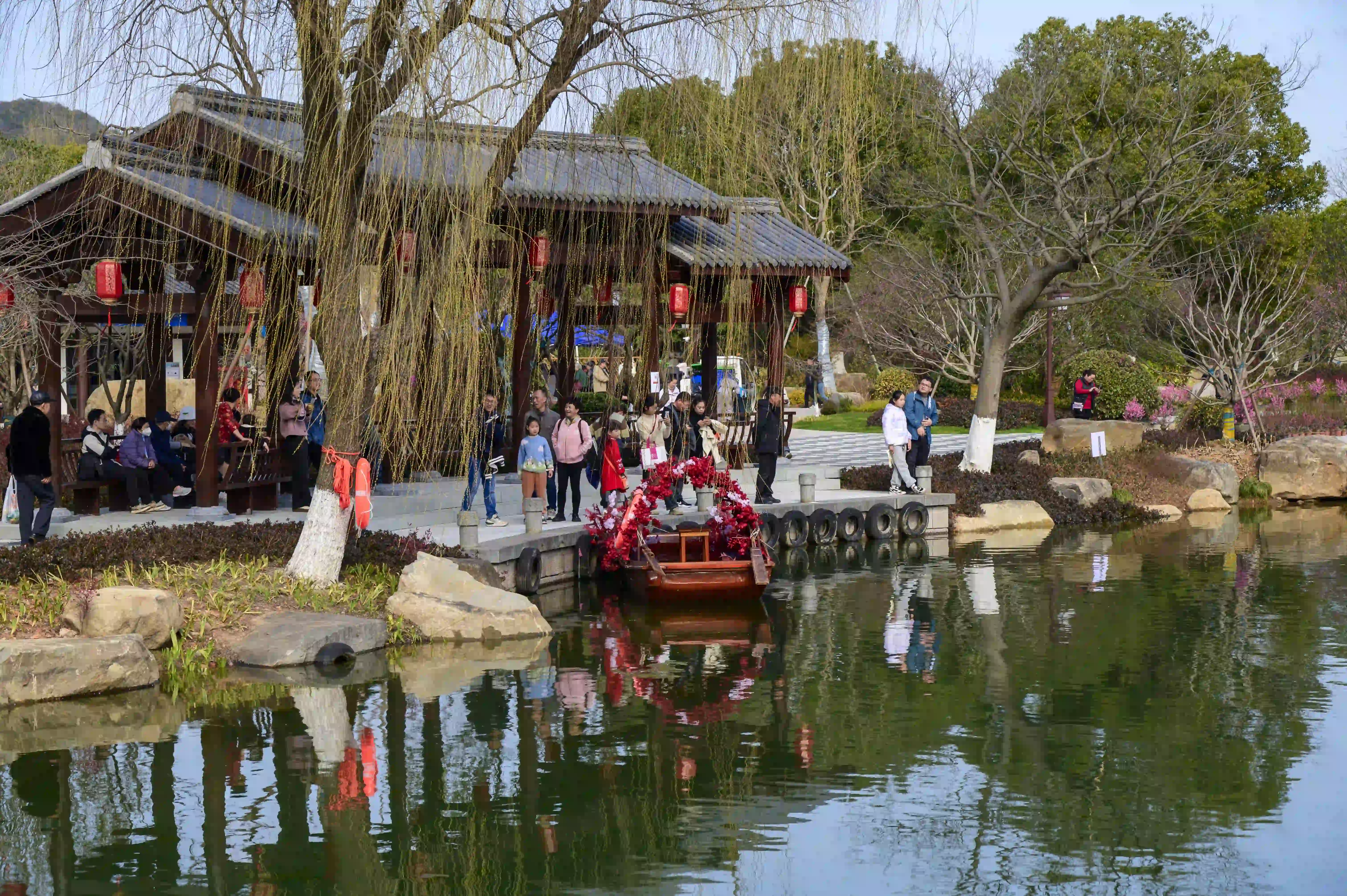 靠岸等待游客的花船 靠岸等待游客的花船