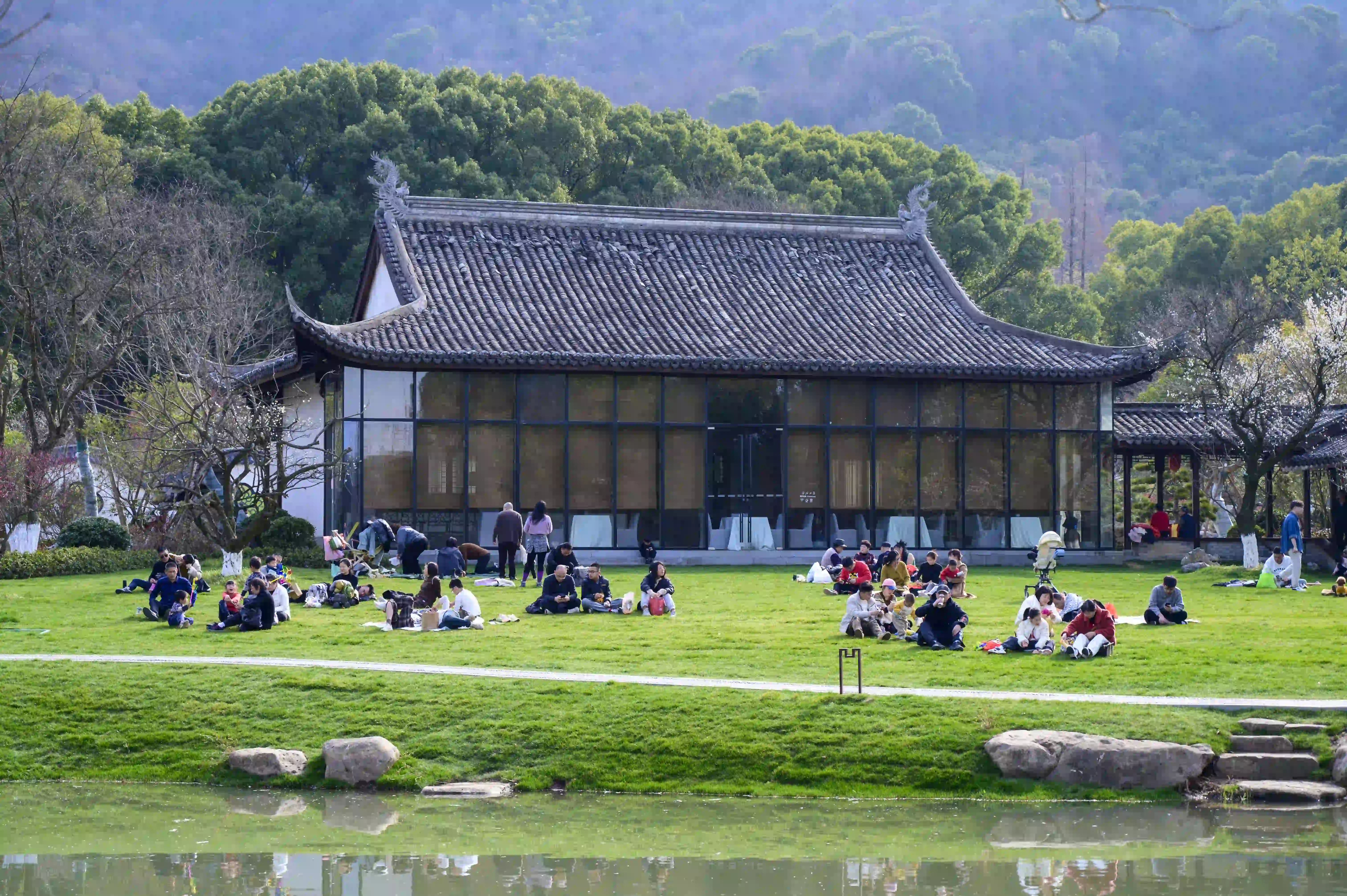 草坪上席地休息的游人 草坪上席地休息的游人