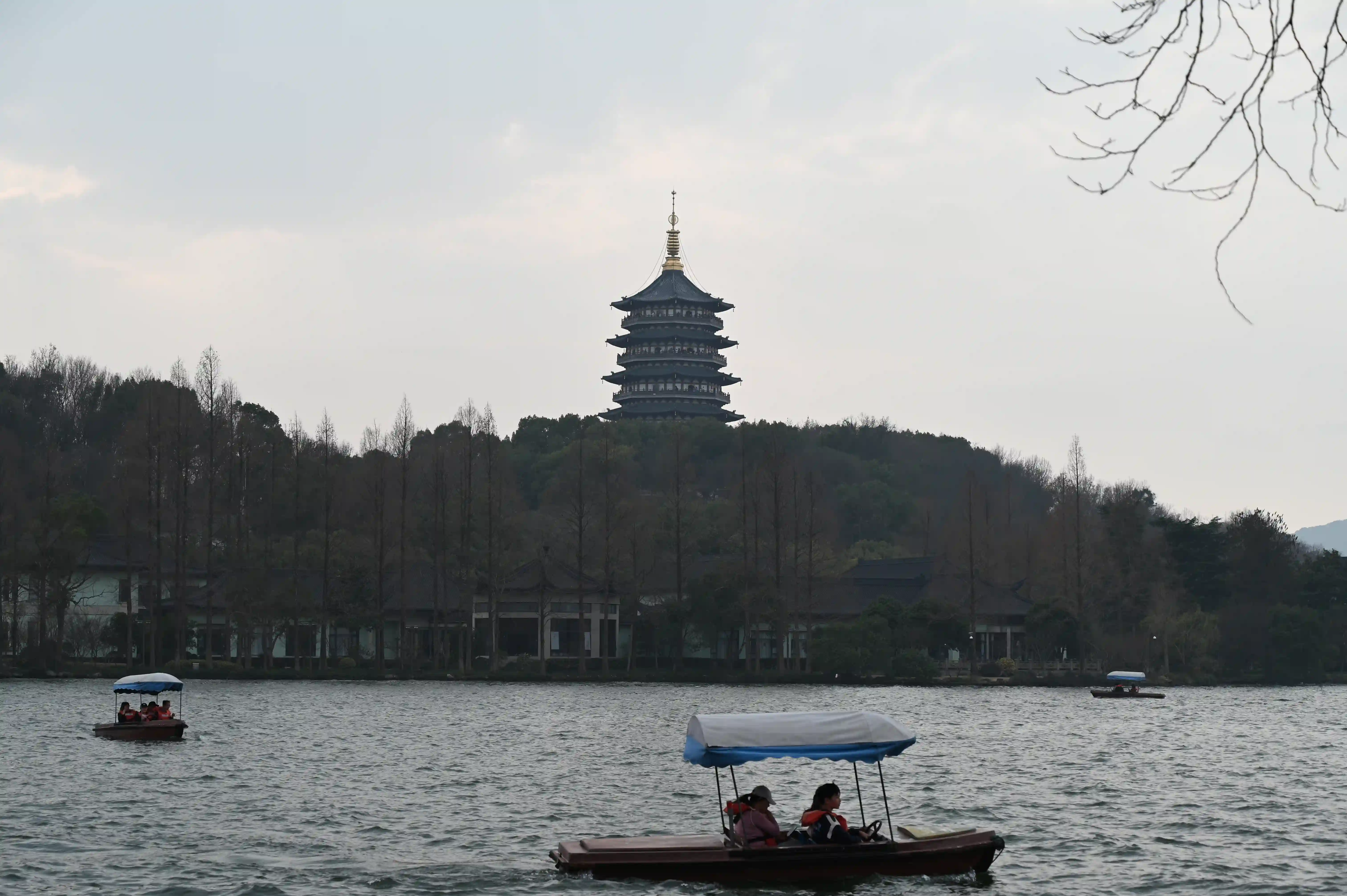 湖面上的手划船 湖面上的手划船